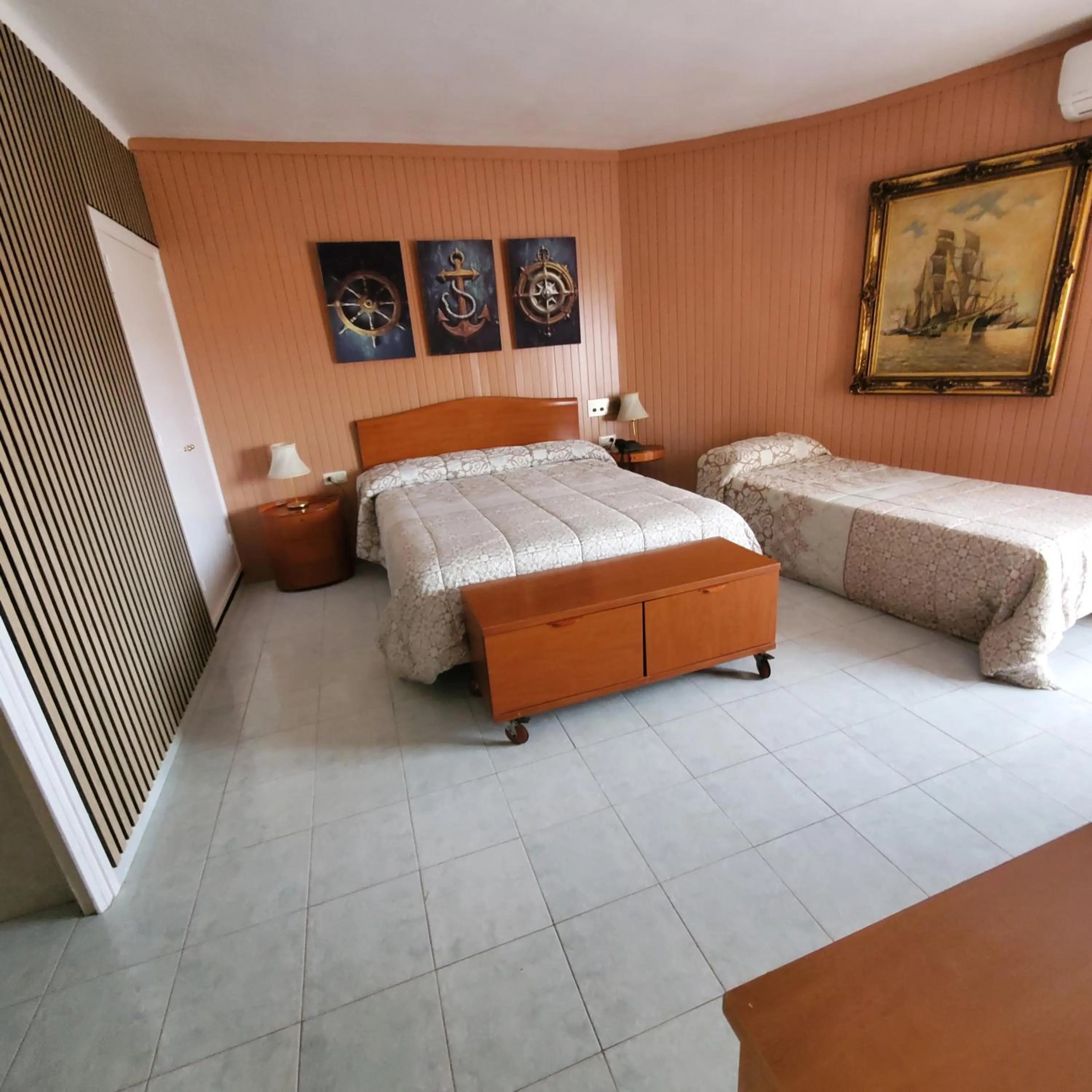Photo of the whole room, Bed in Ampuria Inn