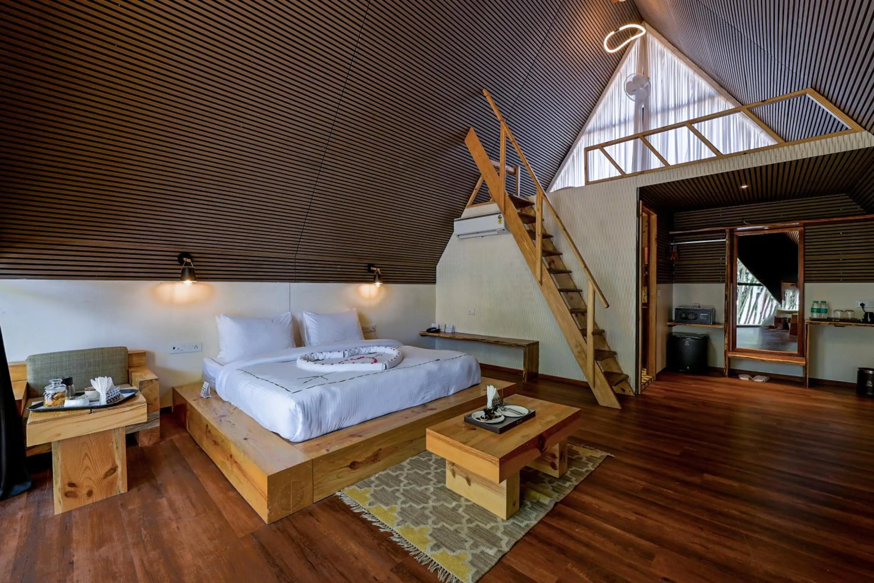 Bed in WelcomHeritage Tarangi Ramganga Resort