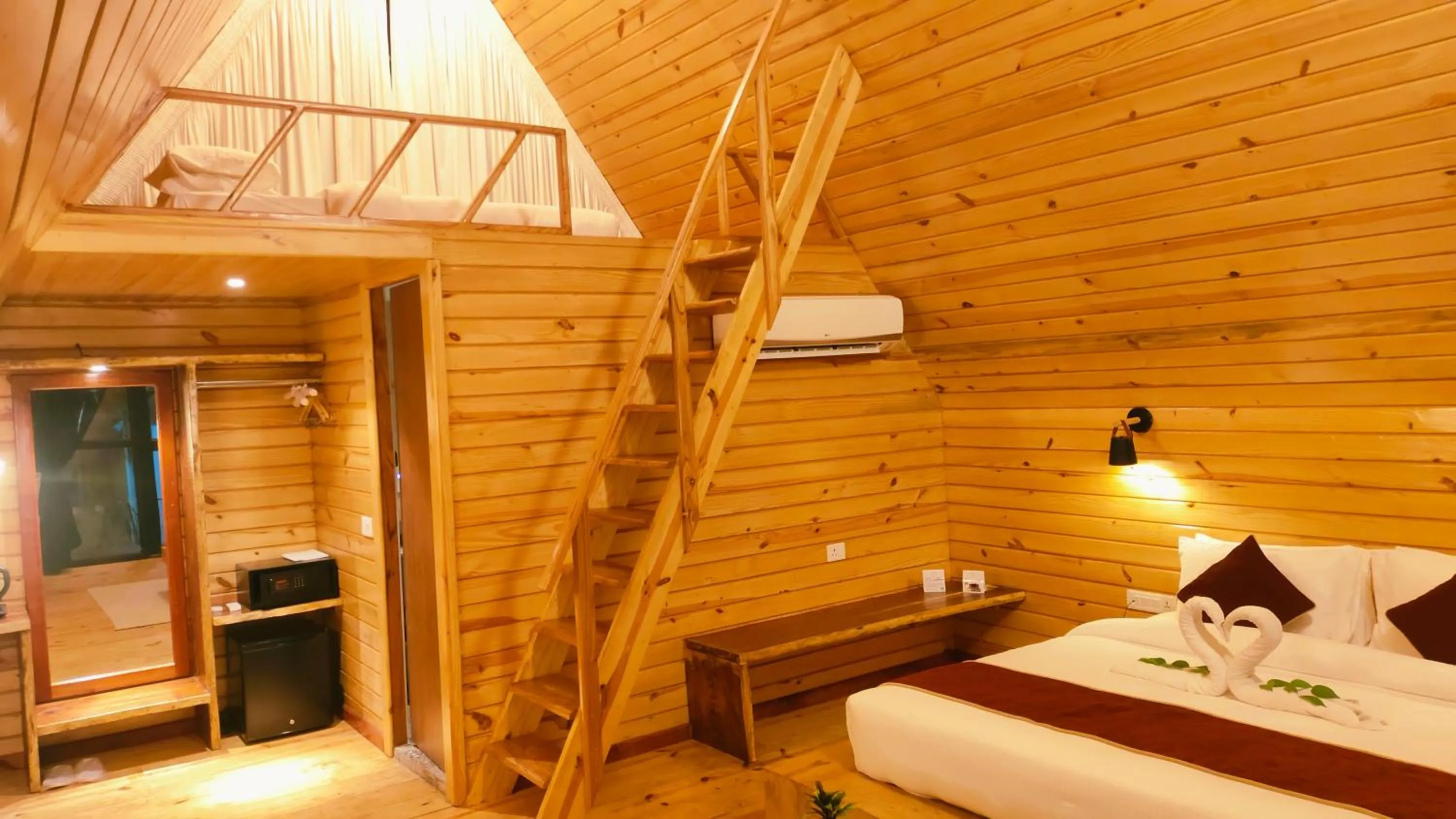 Bed in WelcomHeritage Tarangi Ramganga Resort