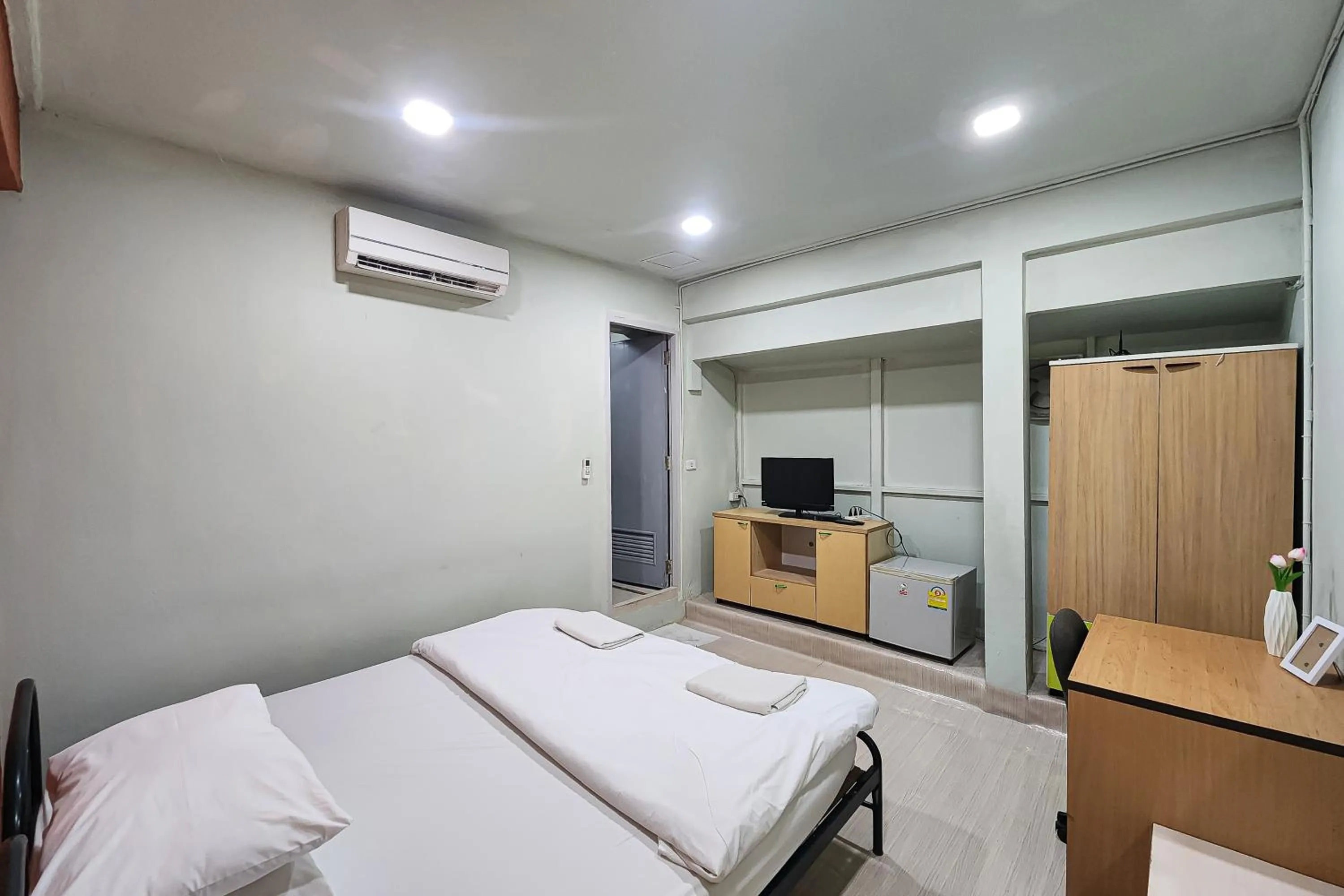 Photo of the whole room, Bed in Freesia Saladaeng Silom Apartments