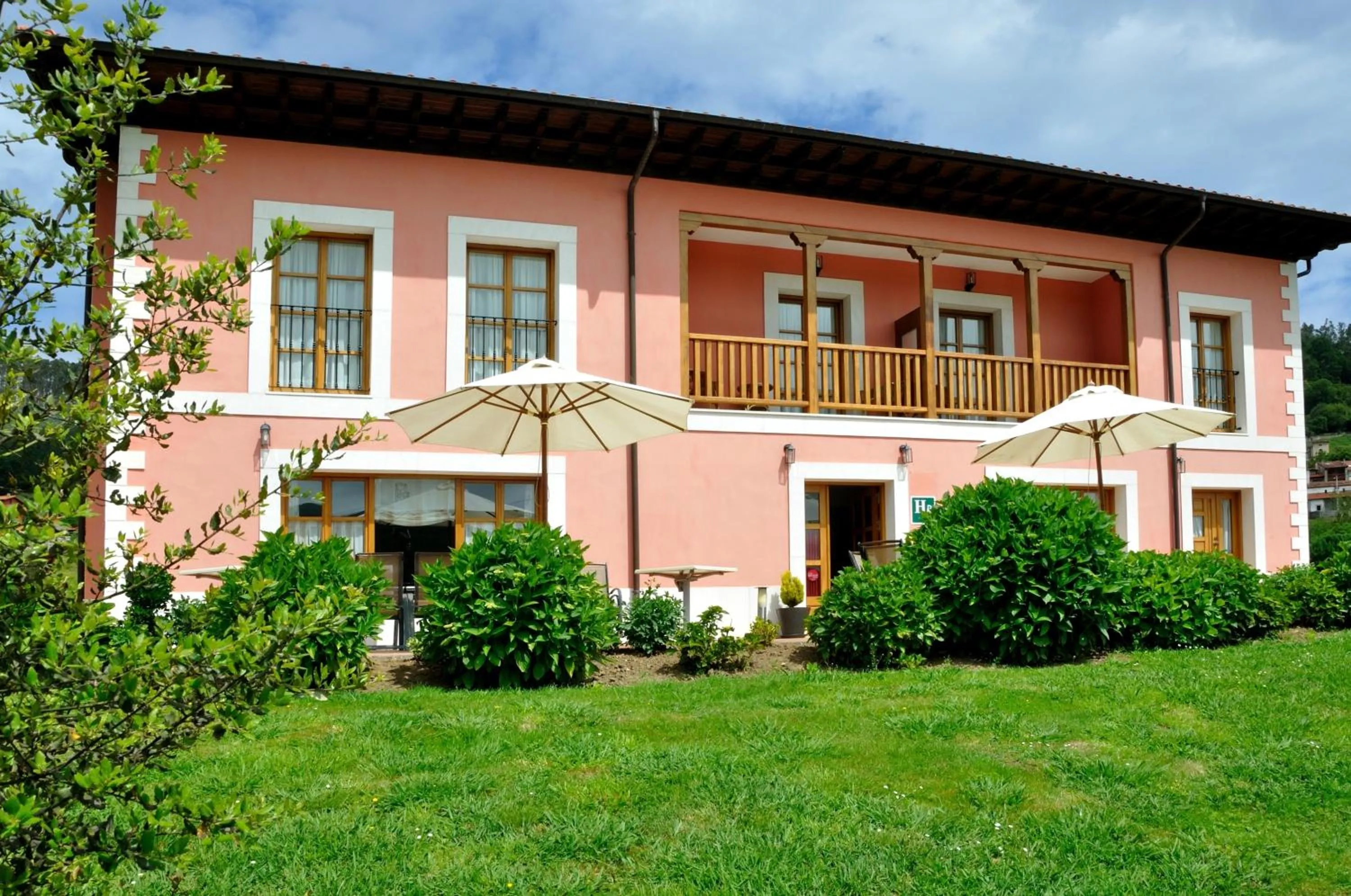 Facade/entrance in Hotel Puerta Del Oriente