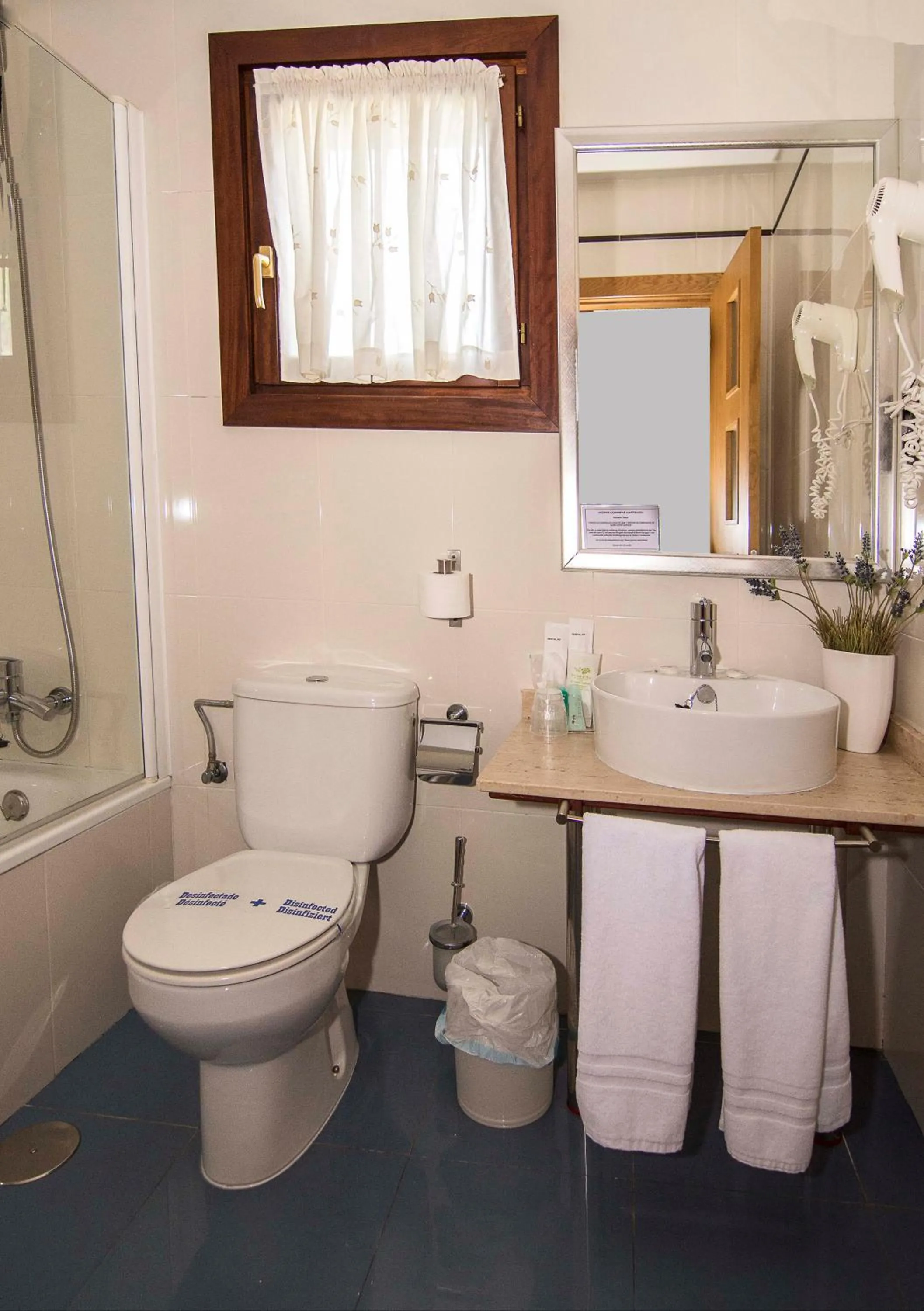 Bathroom in Hotel Puerta Del Oriente