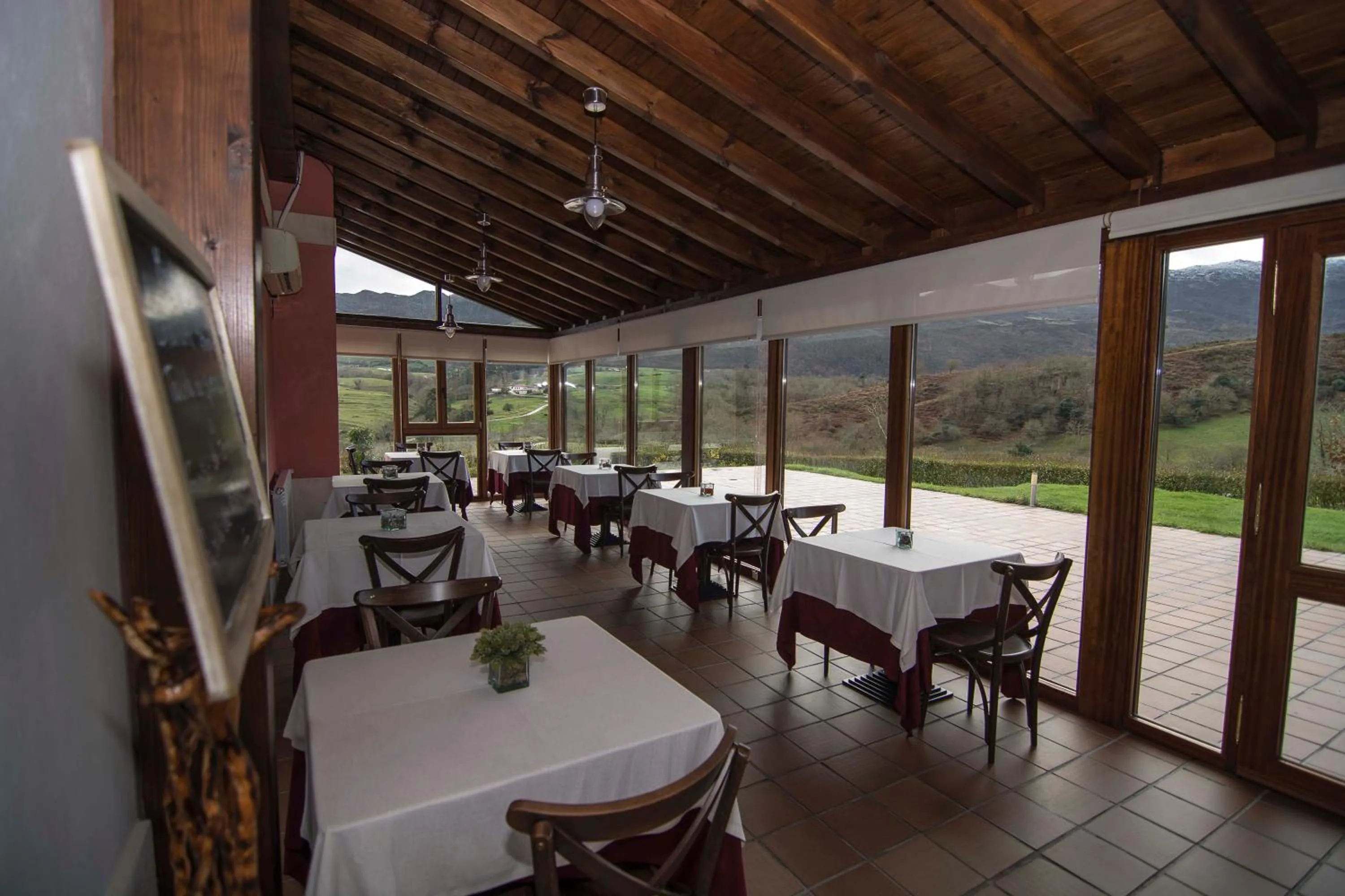 Restaurant/places to eat in Hotel Puerta Del Oriente