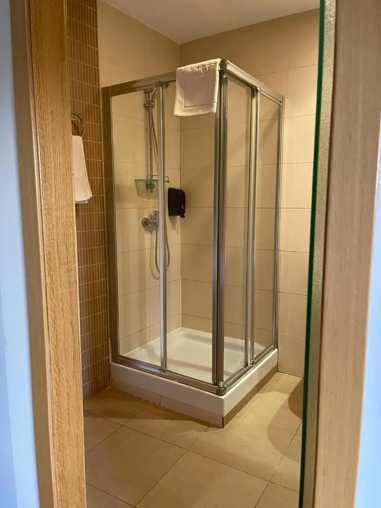 Shower in Hotel Bruc