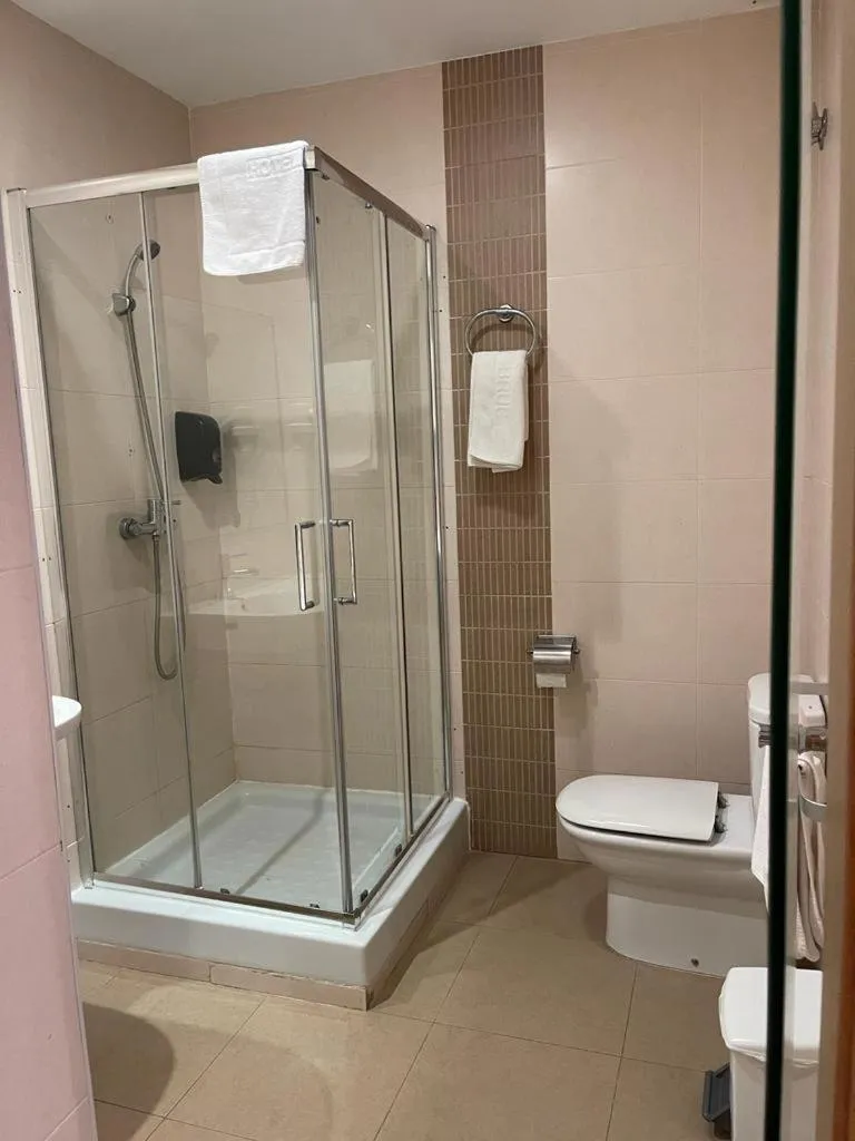 Shower in Hotel Bruc