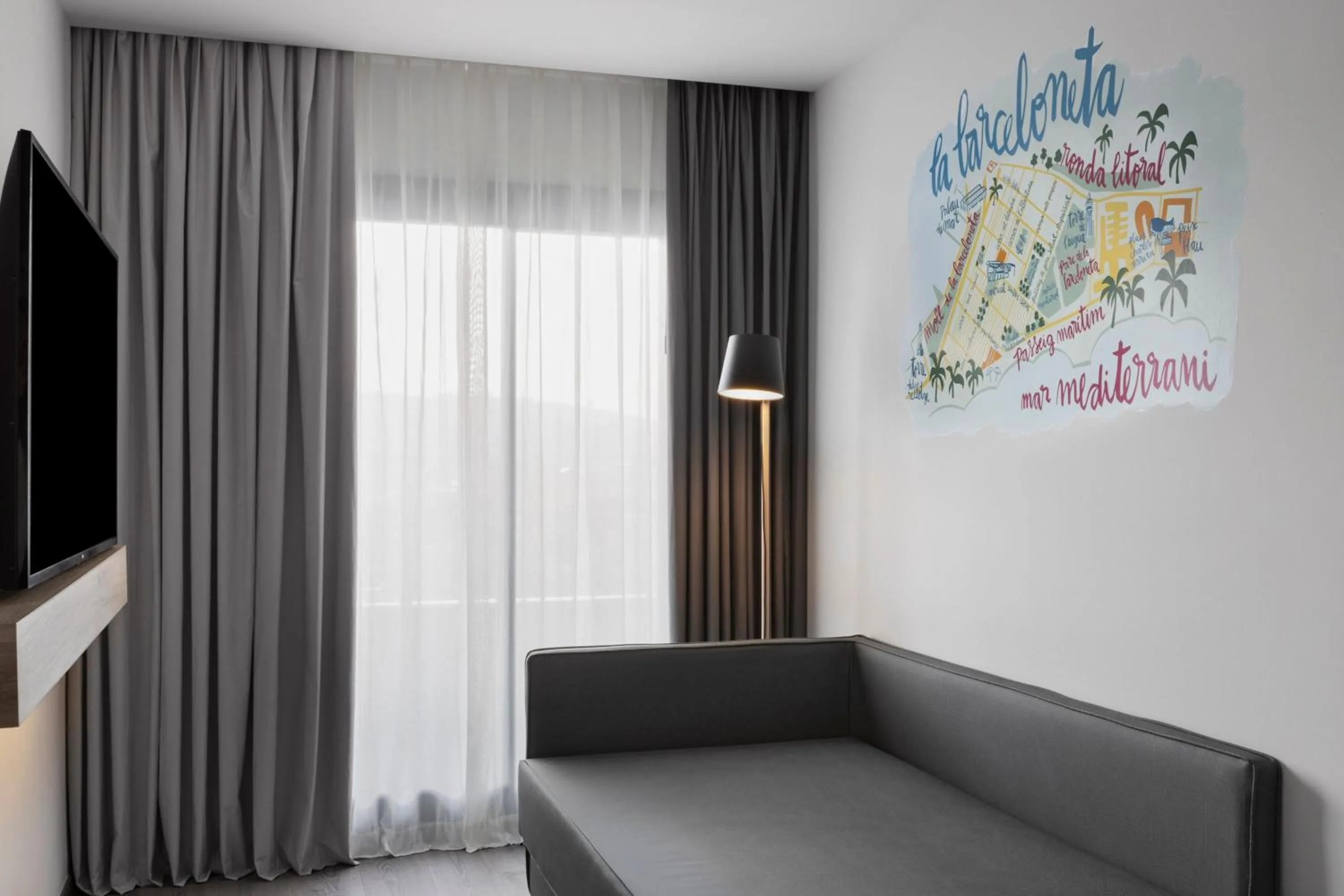 Photo of the whole room in Moxy Barcelona