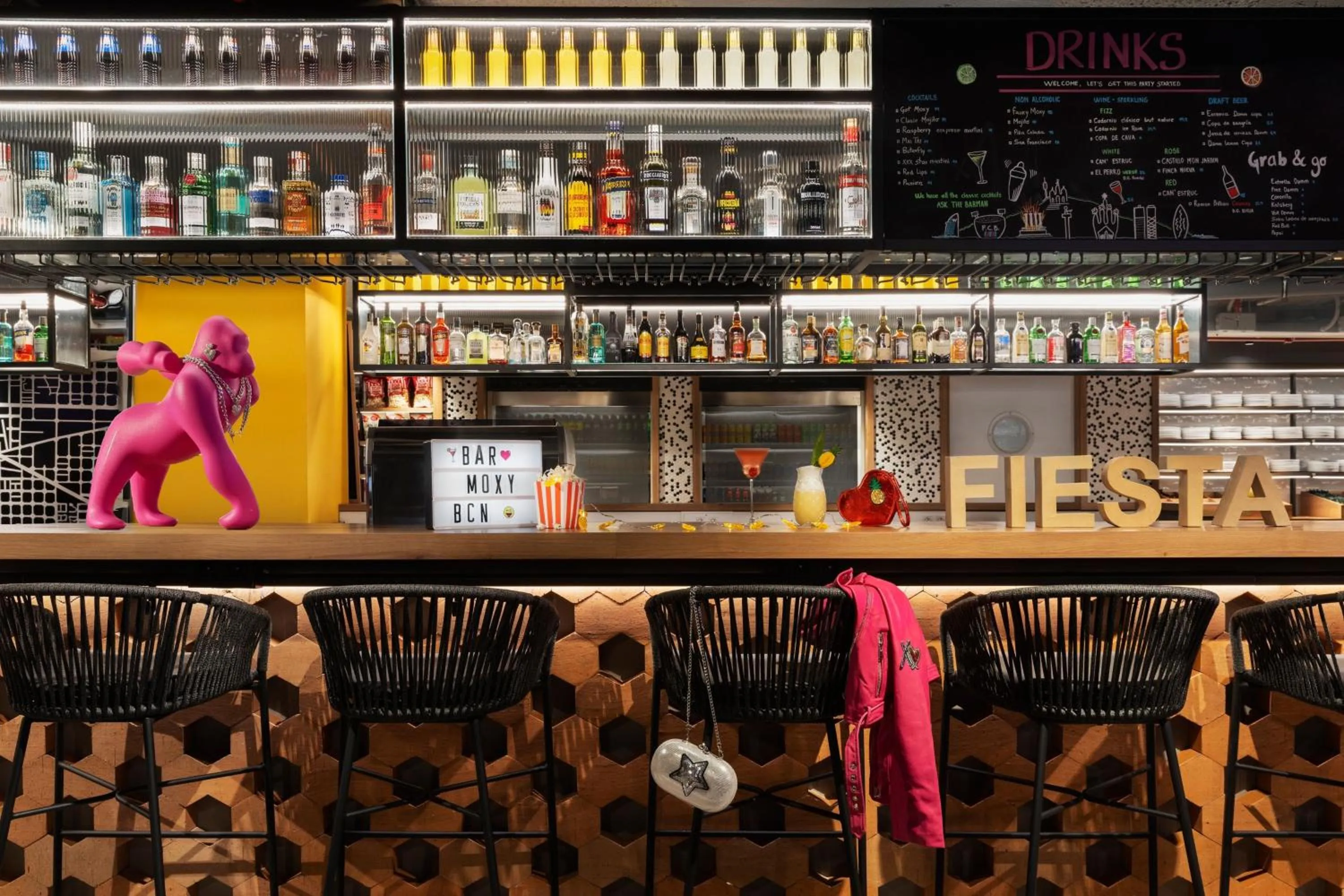 Lounge or bar in Moxy Barcelona