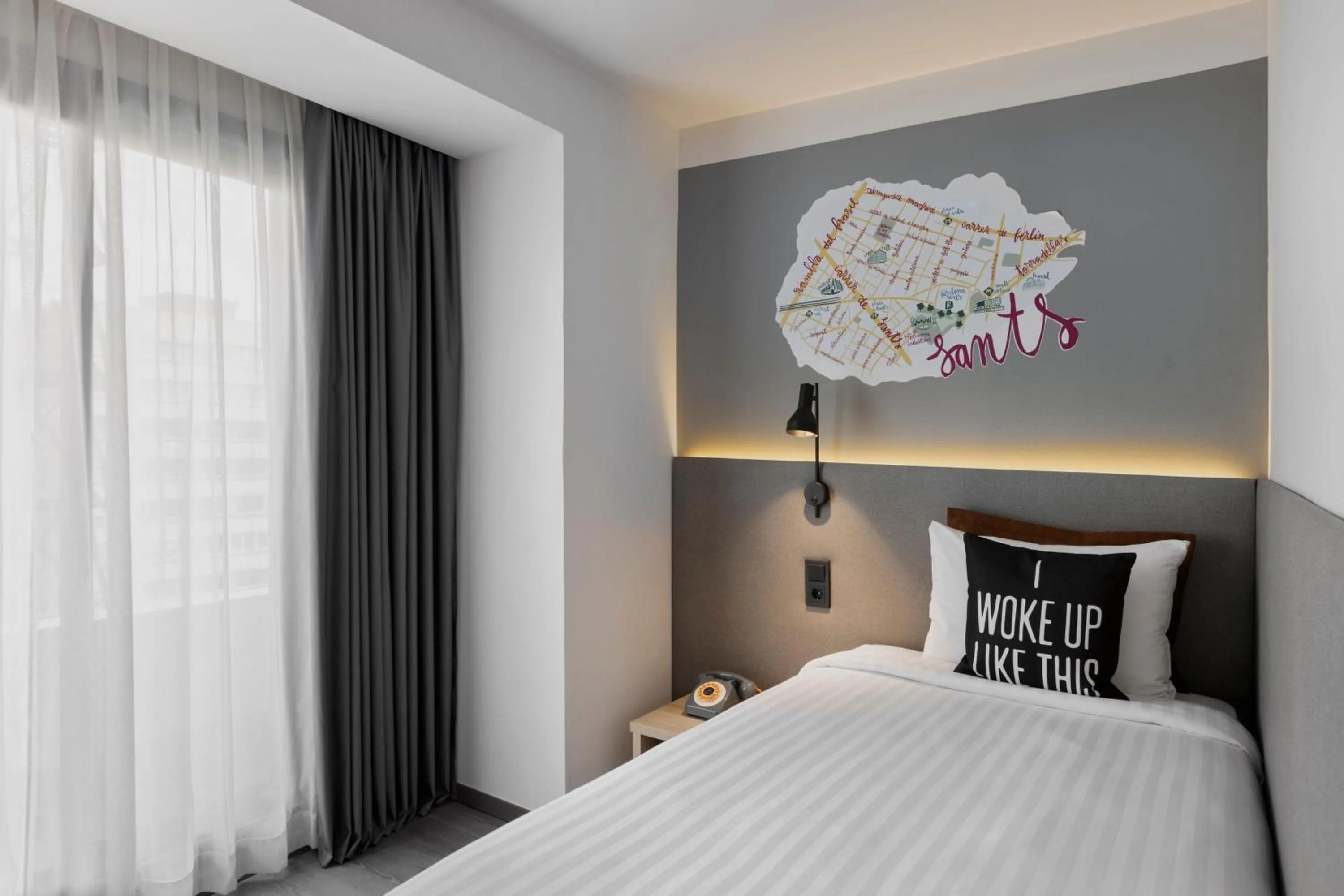 Photo of the whole room, Bed in Moxy Barcelona