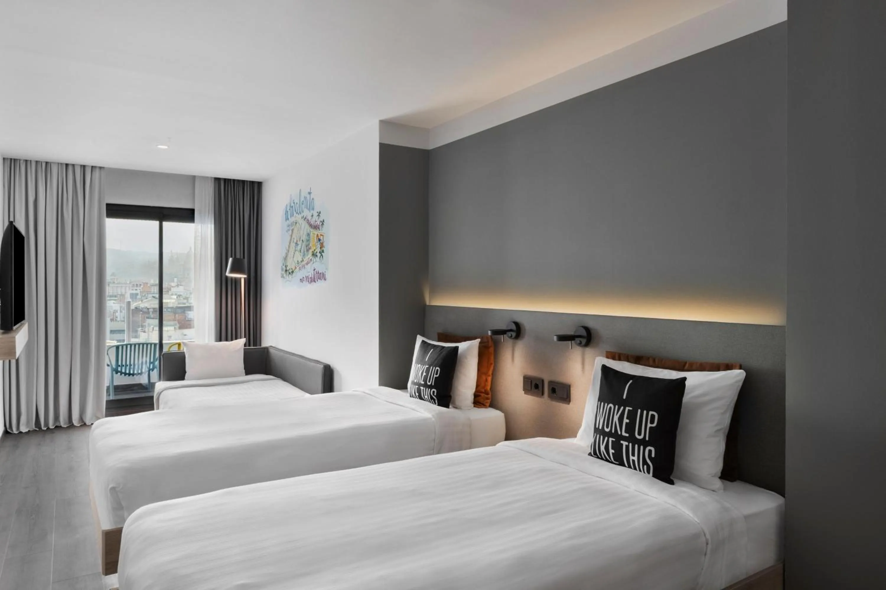 Photo of the whole room, Bed in Moxy Barcelona