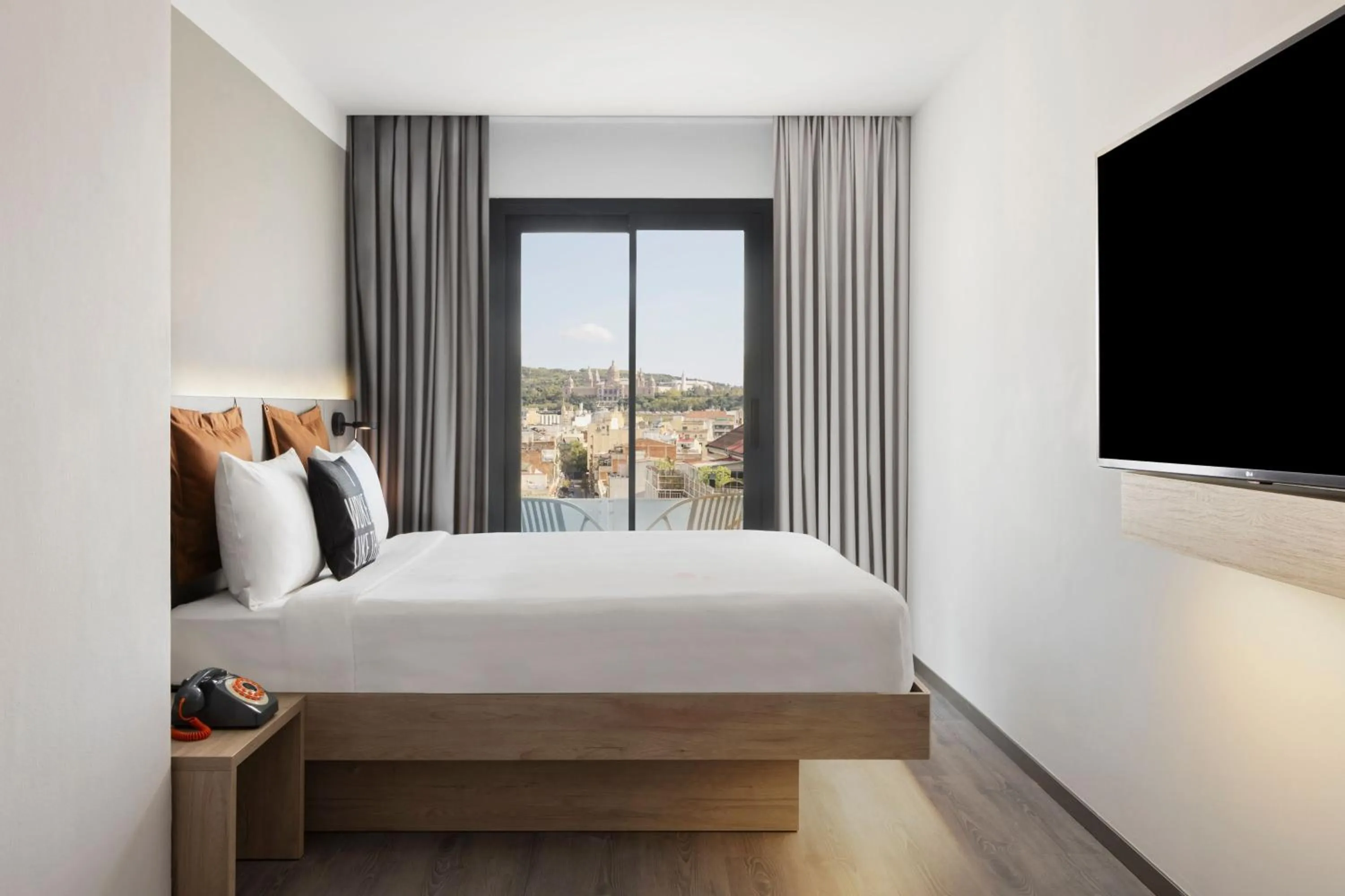 Photo of the whole room, Bed in Moxy Barcelona