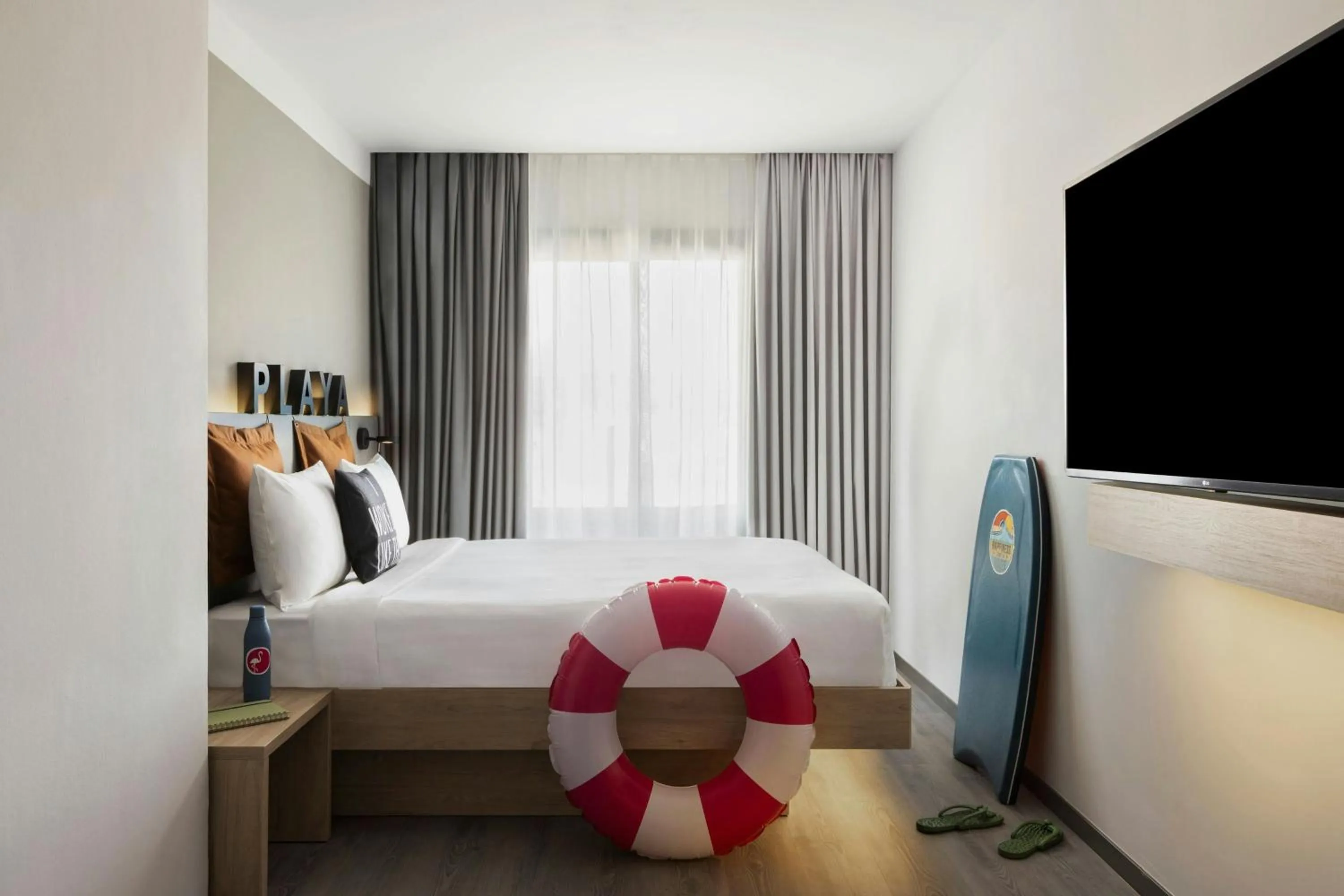Photo of the whole room, Bed in Moxy Barcelona