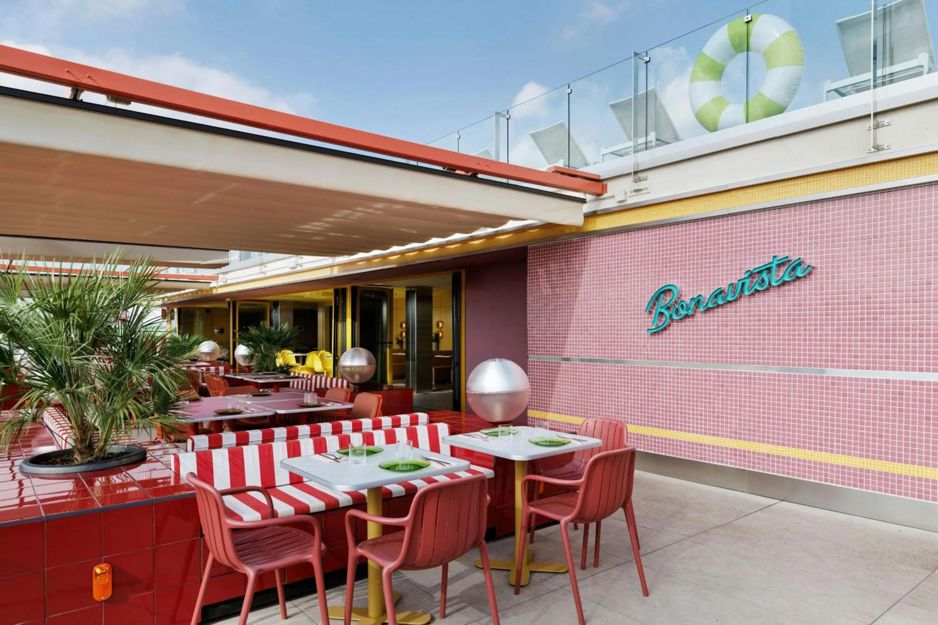 Lounge or bar in Moxy Barcelona