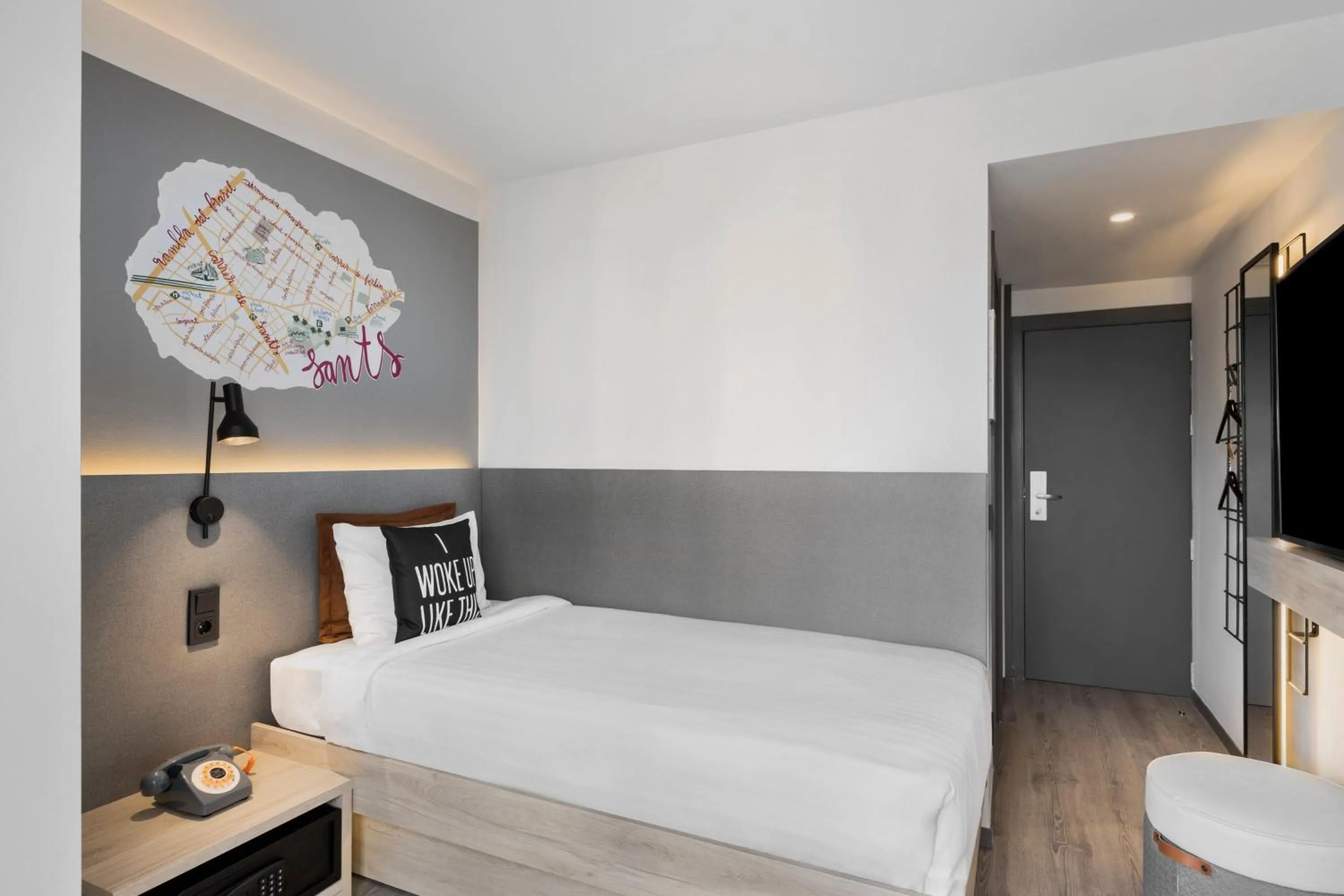 Photo of the whole room, Bed in Moxy Barcelona
