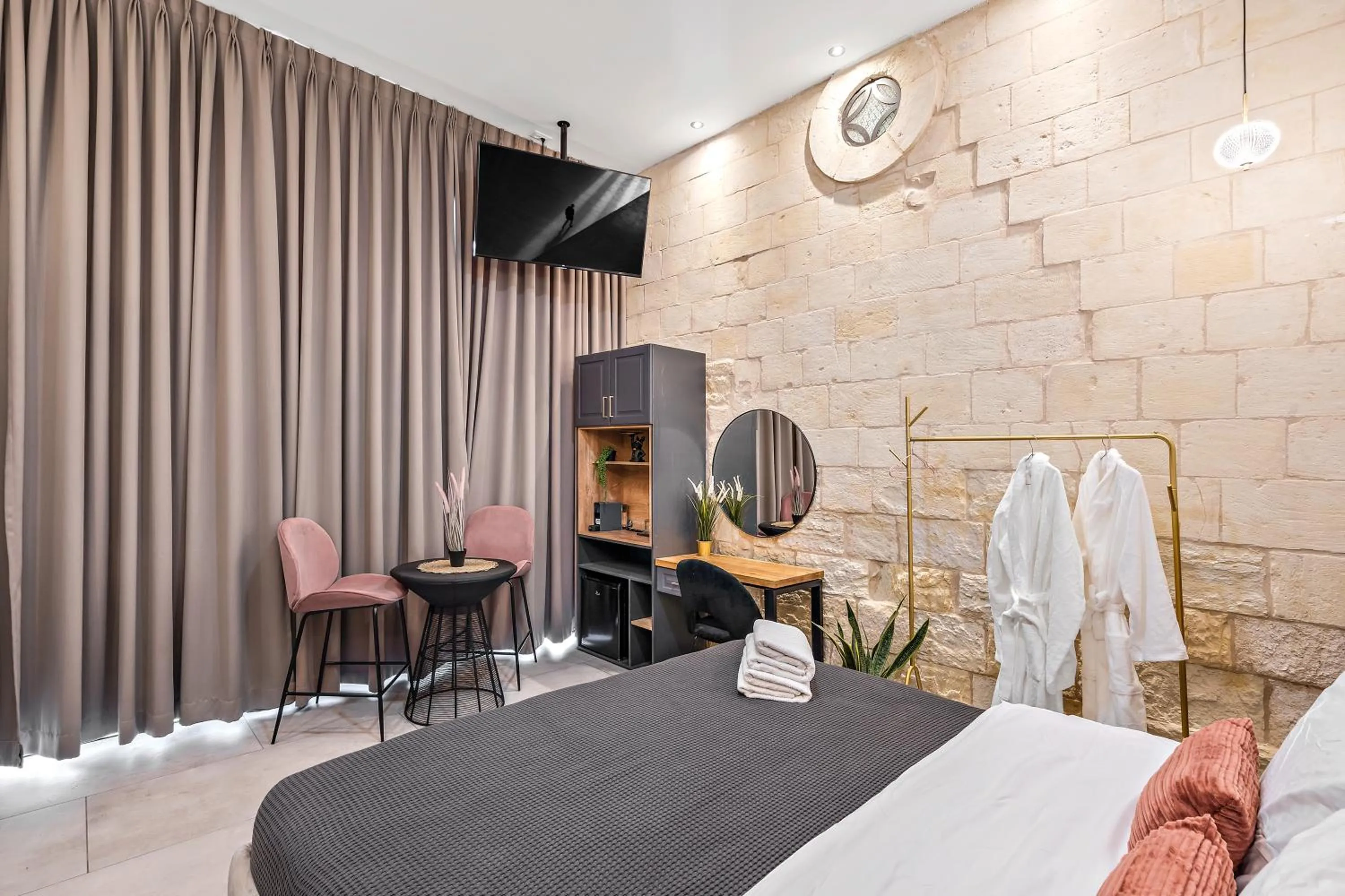 wardrobe, Bed in Old City Boutique - By La Finca Hotels