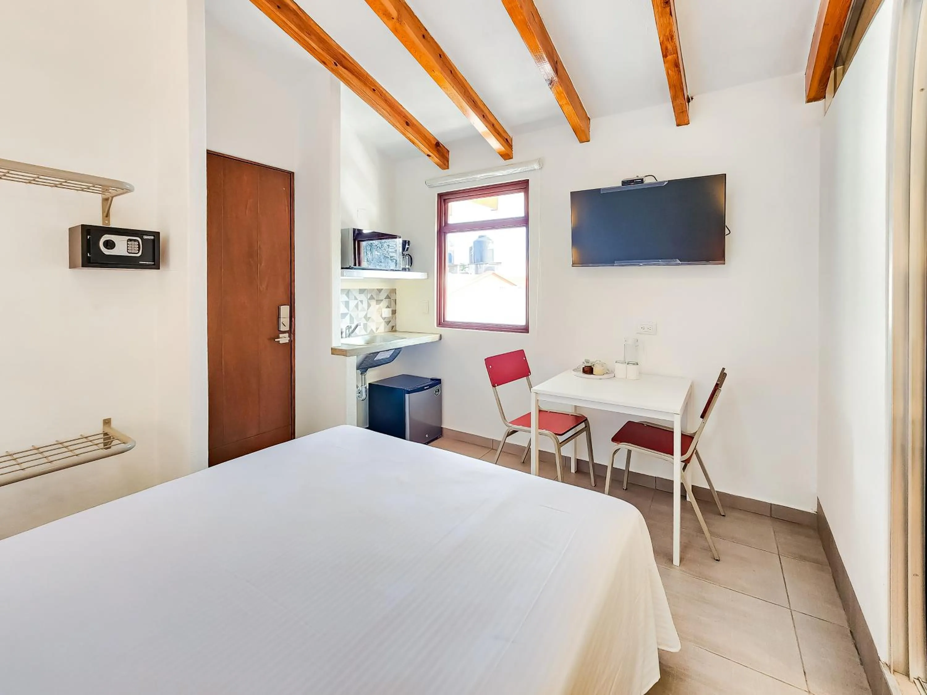 Photo of the whole room, Bed in Niebla Suites