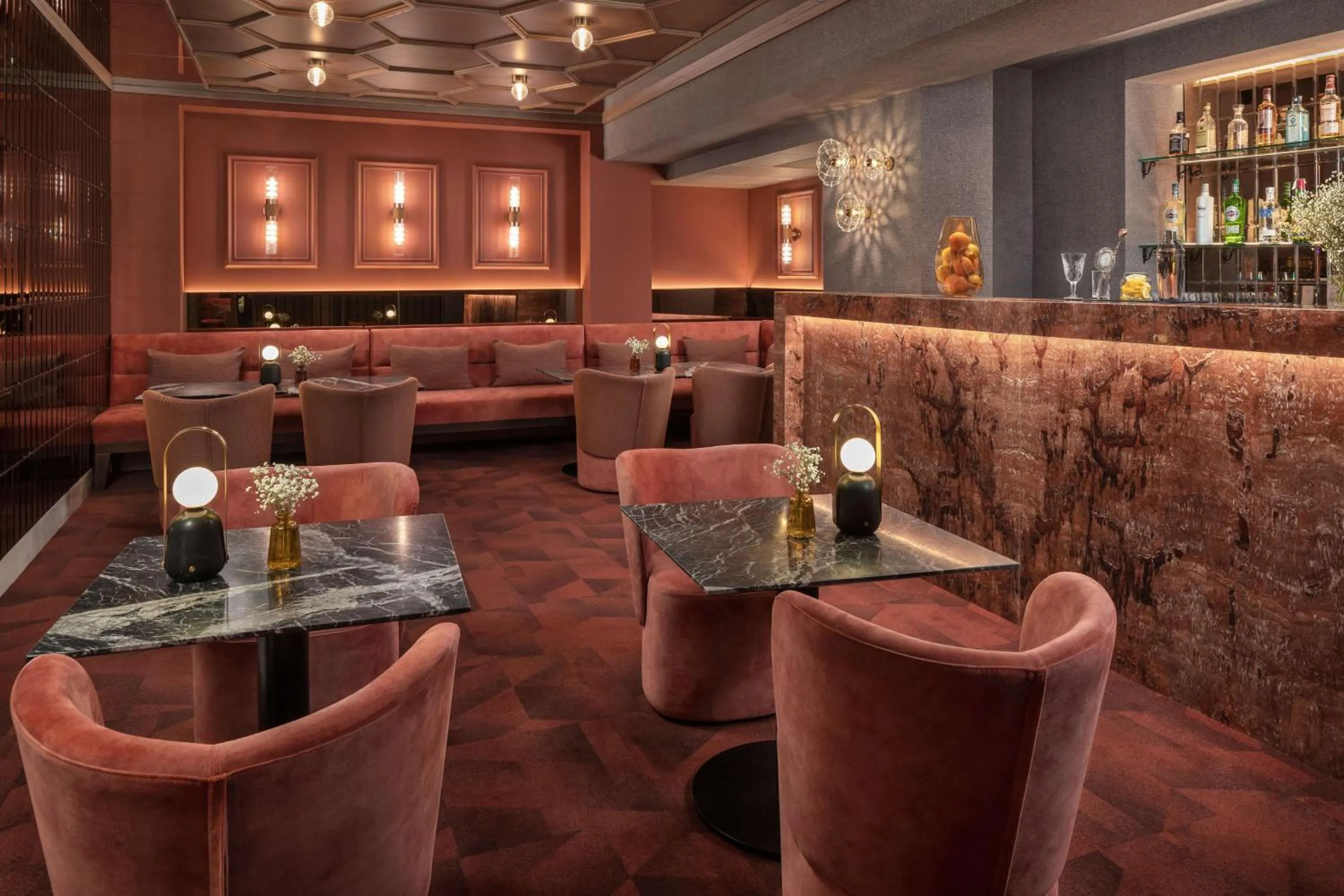 Lounge or bar in NH Collection Victoria