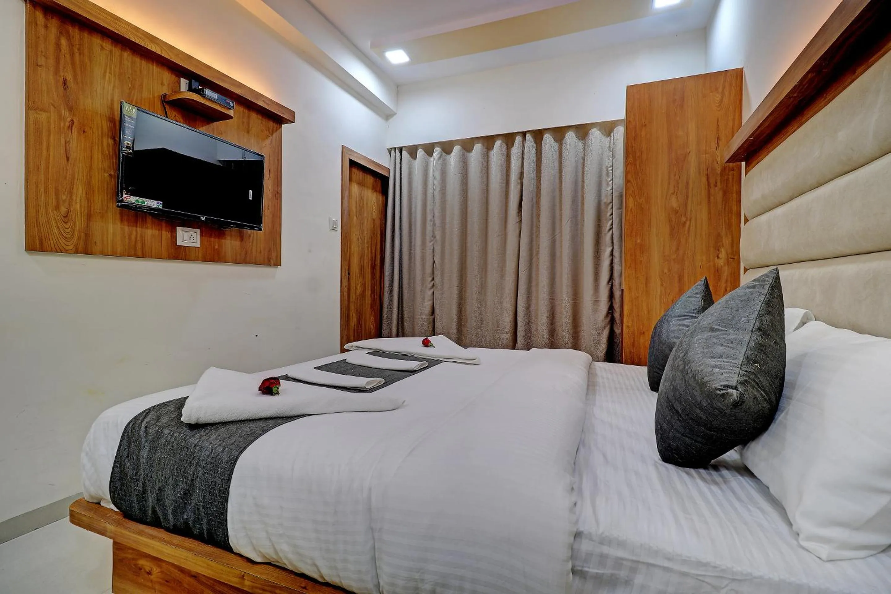 Bed in Sun Inn Residency Rabale