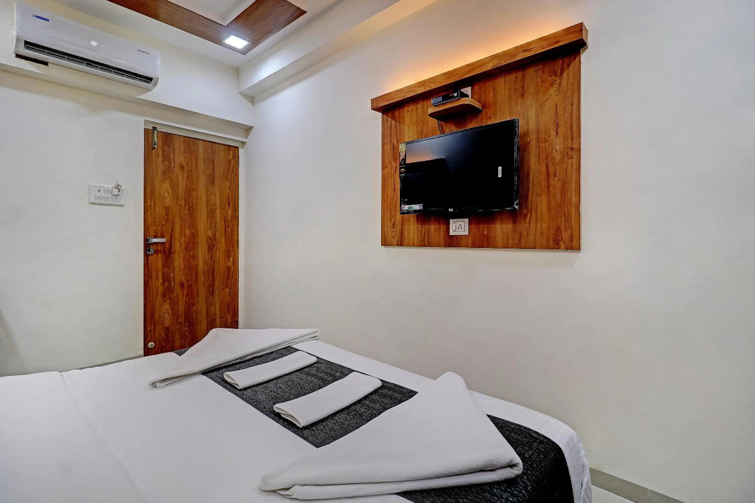 Communal lounge/ TV room, Bed in Sun Inn Residency Rabale