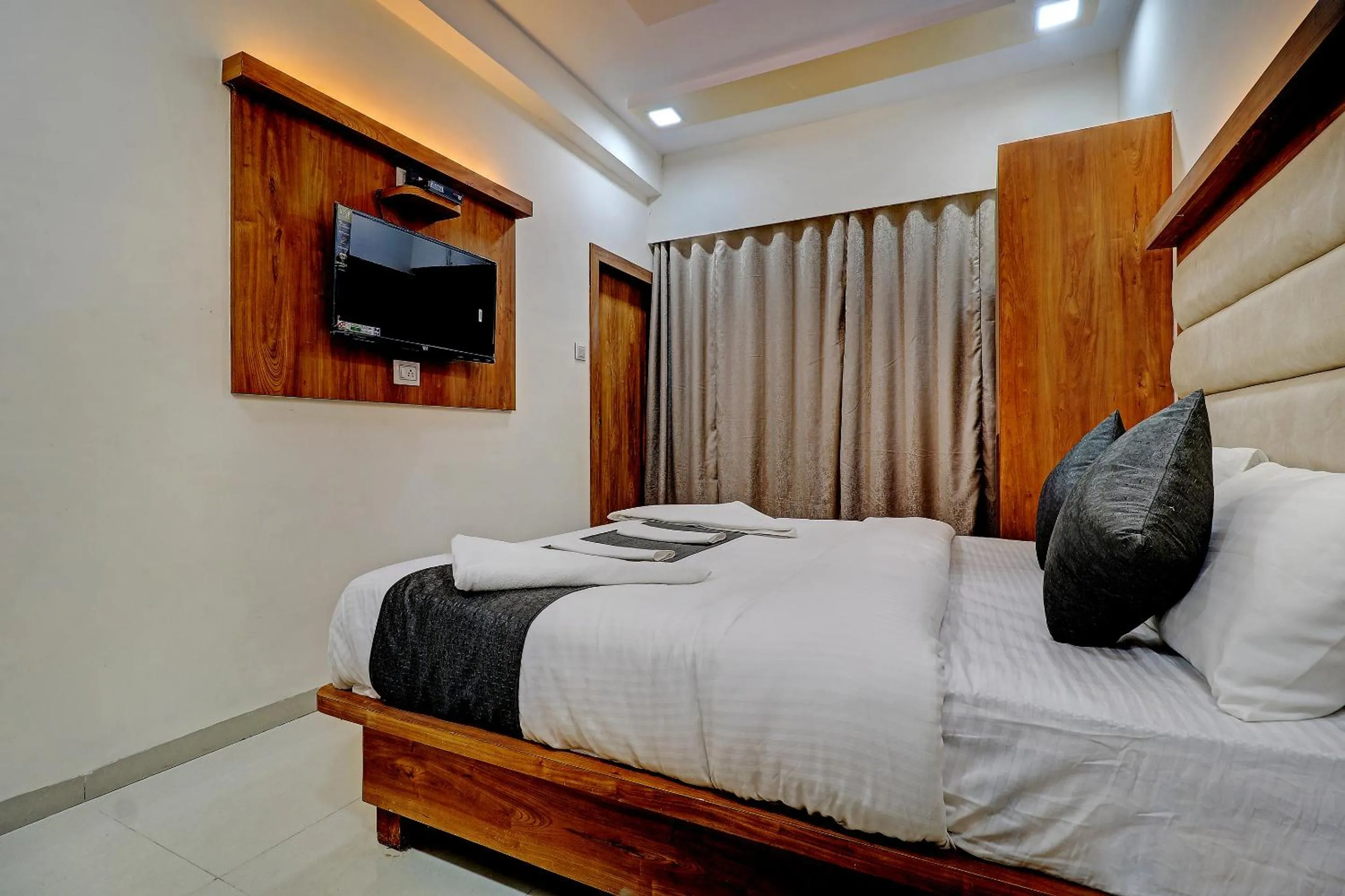 Communal lounge/ TV room, Bed in Sun Inn Residency Rabale