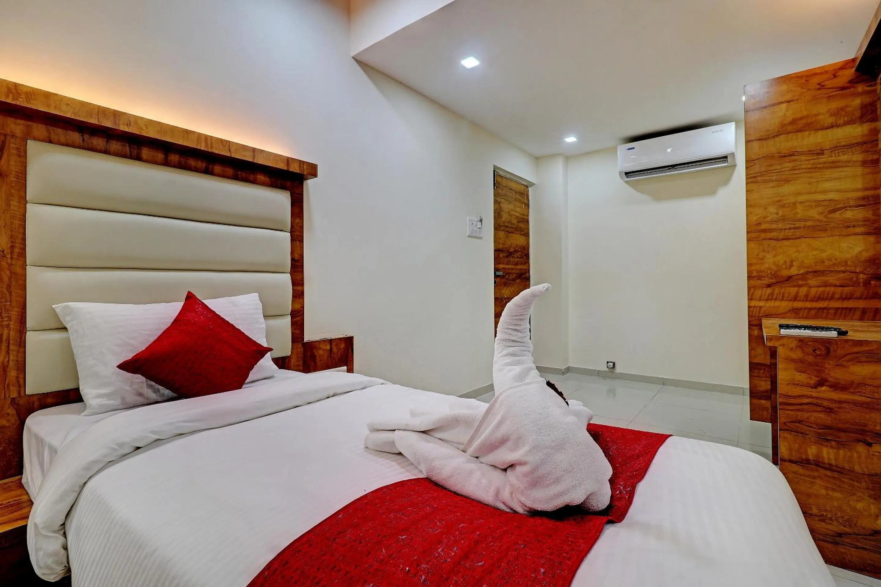 Bed in Sun Inn Residency Rabale