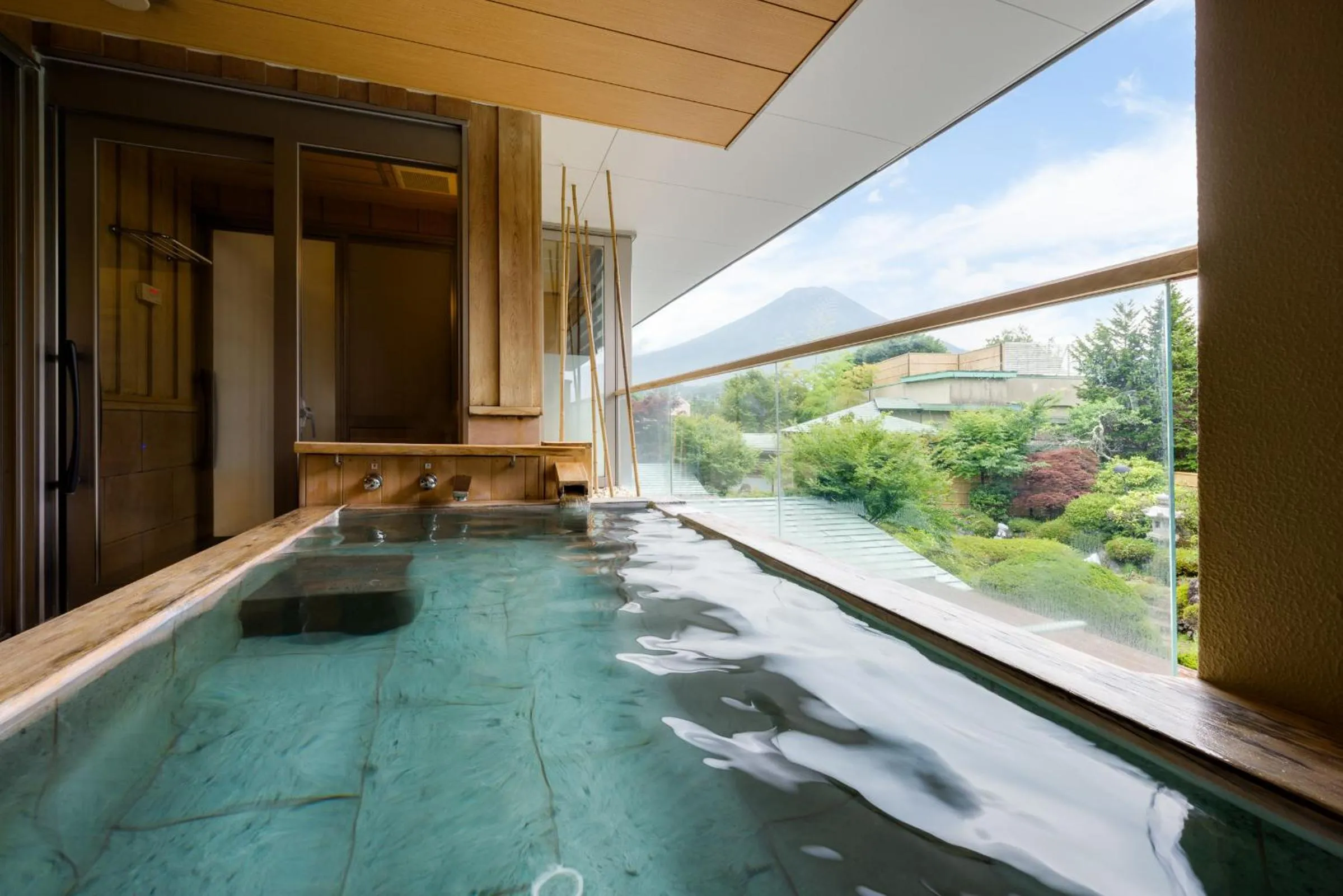 Hot Spring Bath in Kaneyamaen