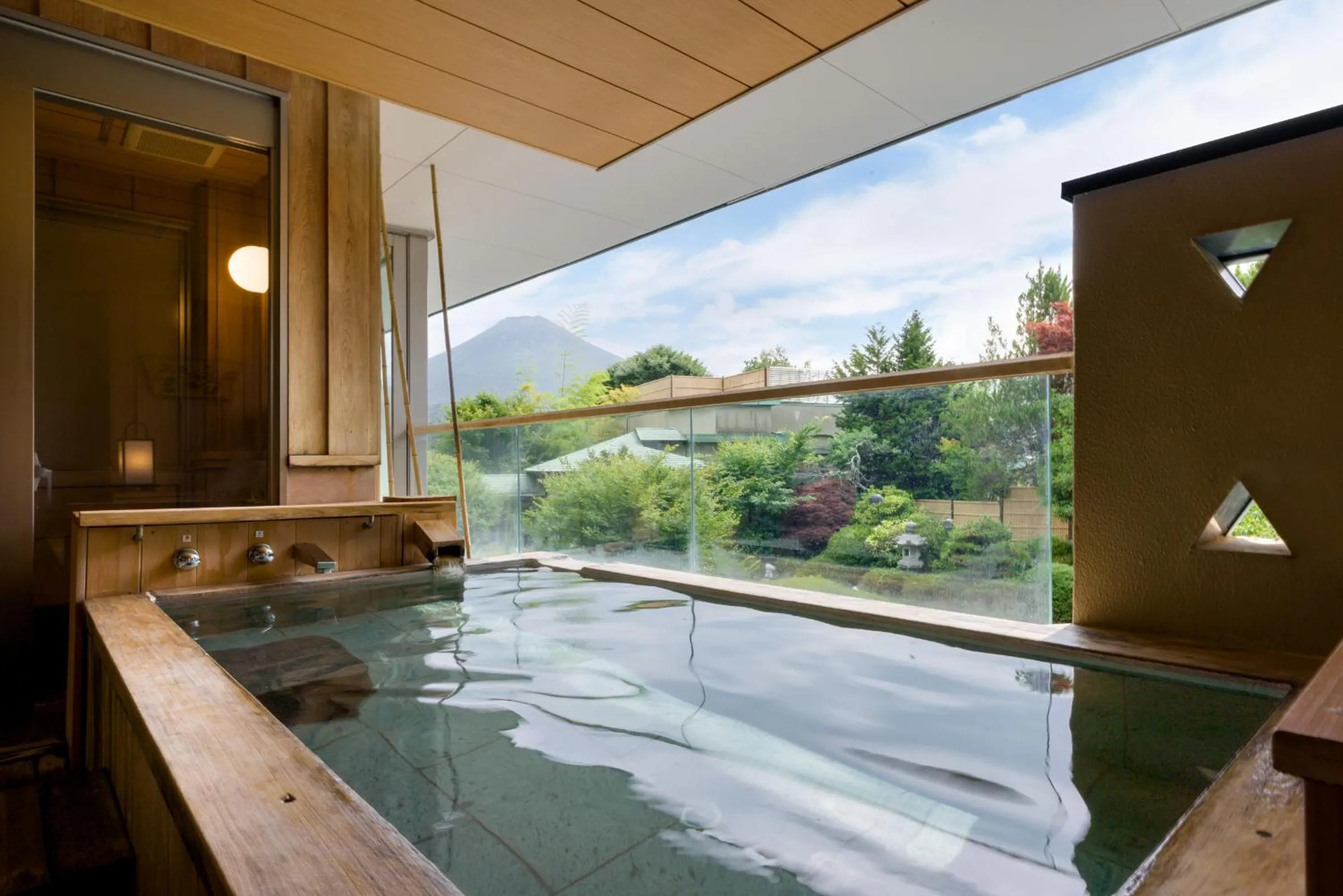 Hot Spring Bath in Kaneyamaen