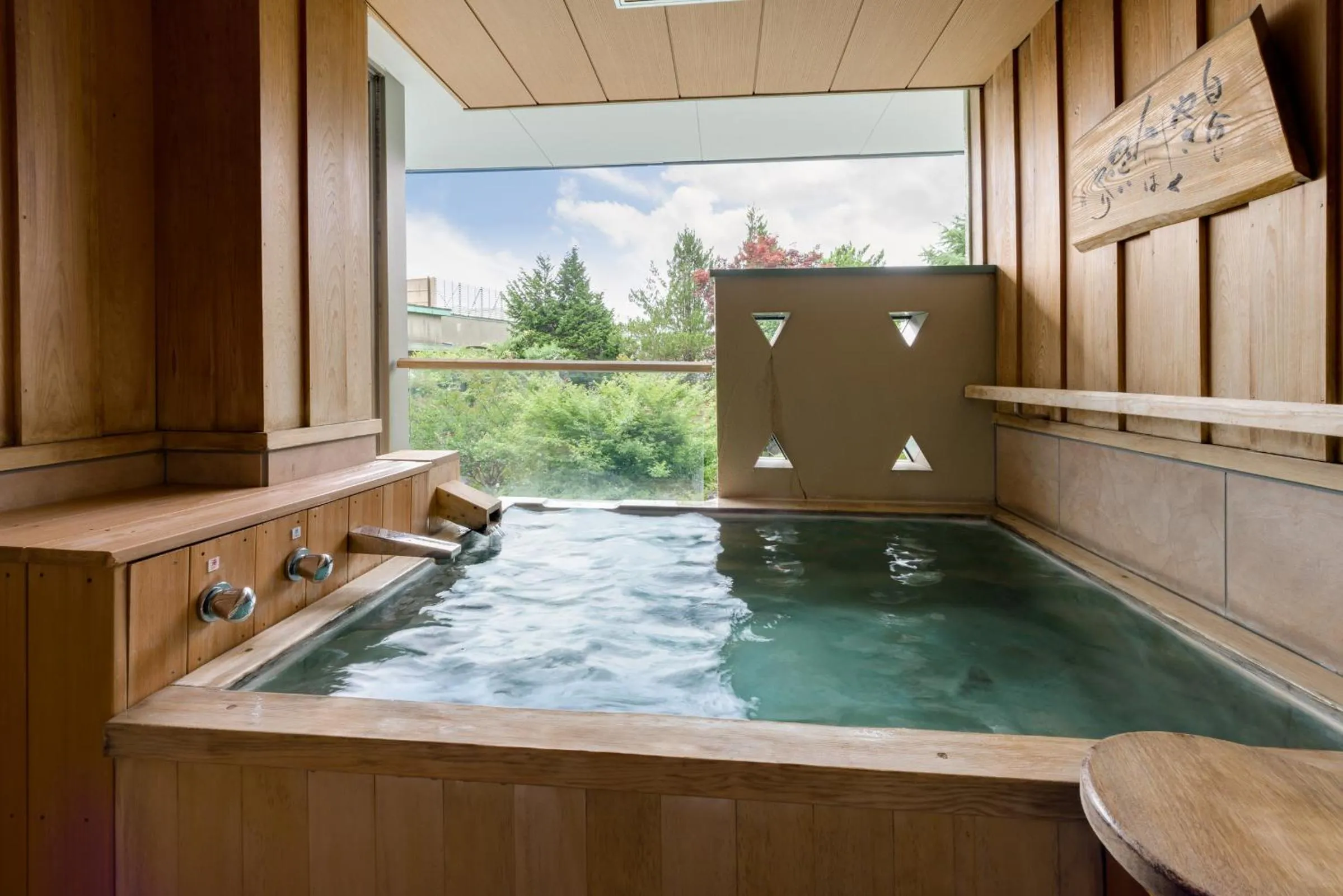 Hot Spring Bath in Kaneyamaen