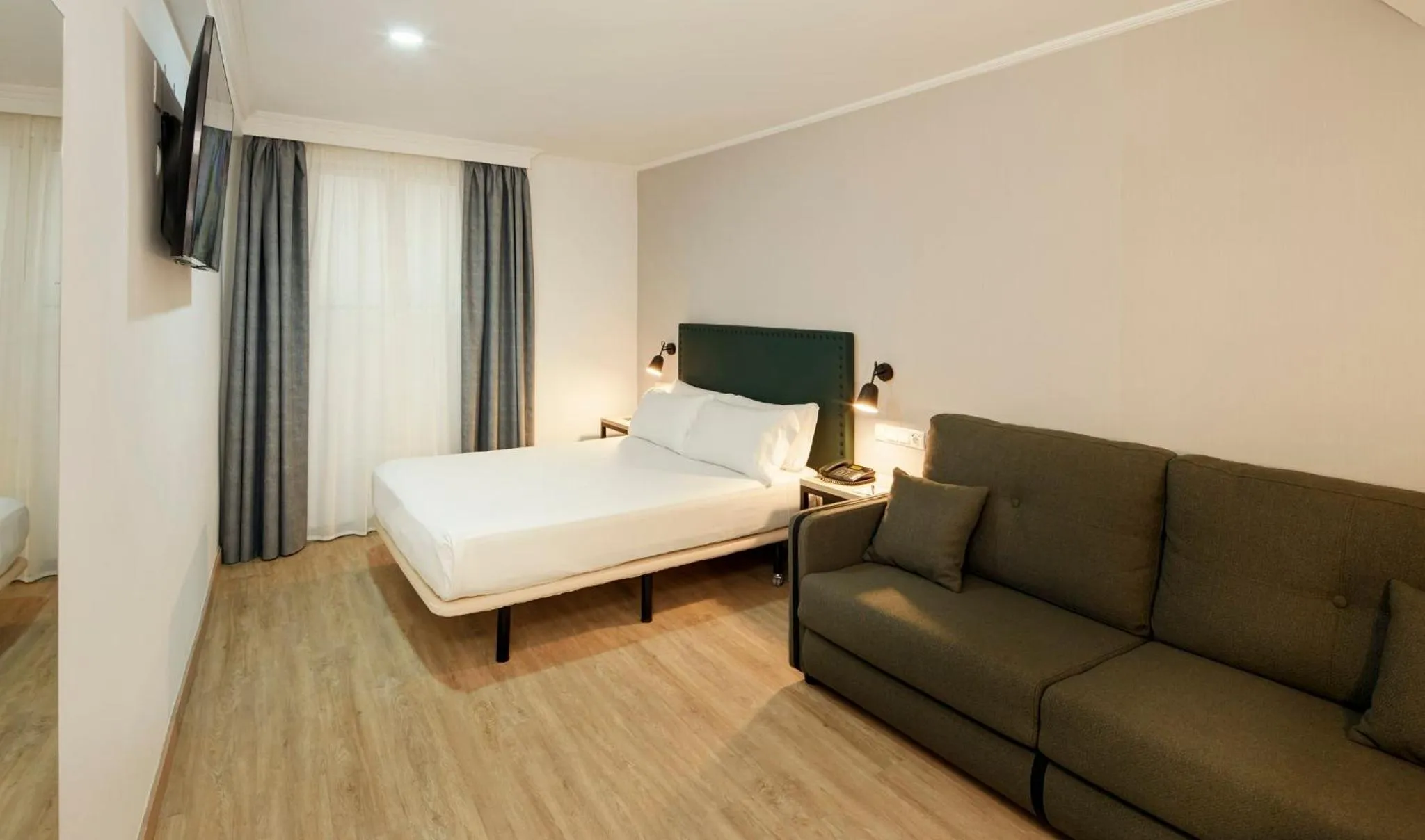 Photo of the whole room, Bed in Sercotel Las Casas de los Mercaderes