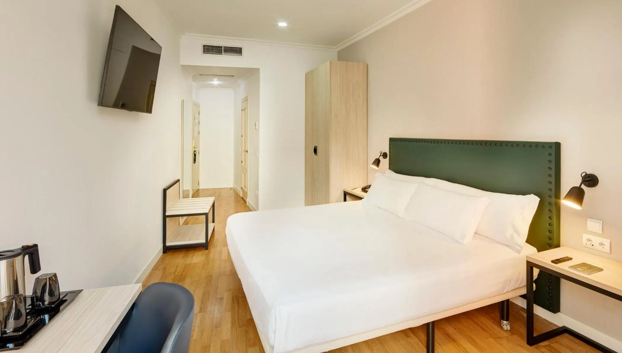 Photo of the whole room, Bed in Sercotel Las Casas de los Mercaderes