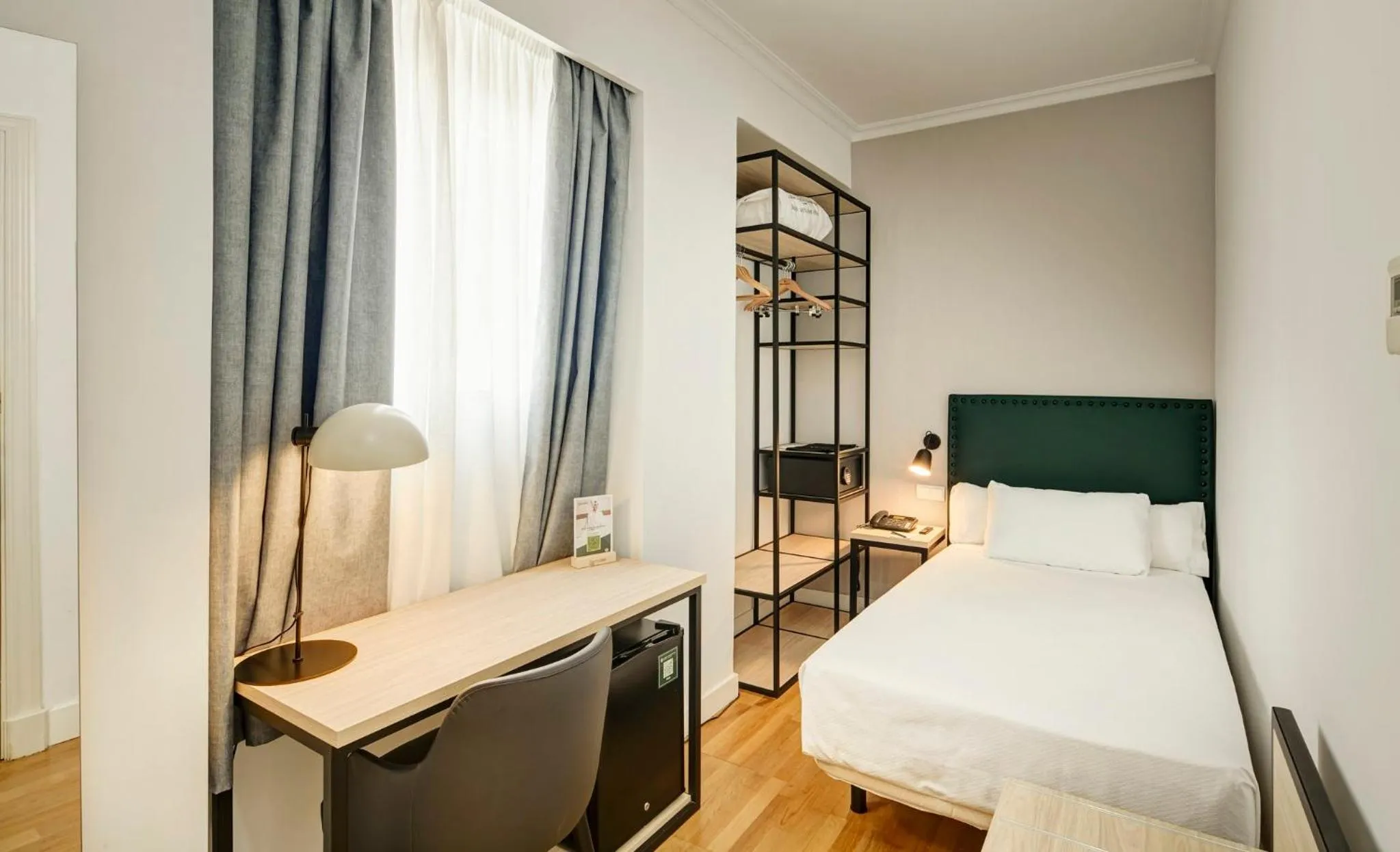 Photo of the whole room, Bed in Sercotel Las Casas de los Mercaderes