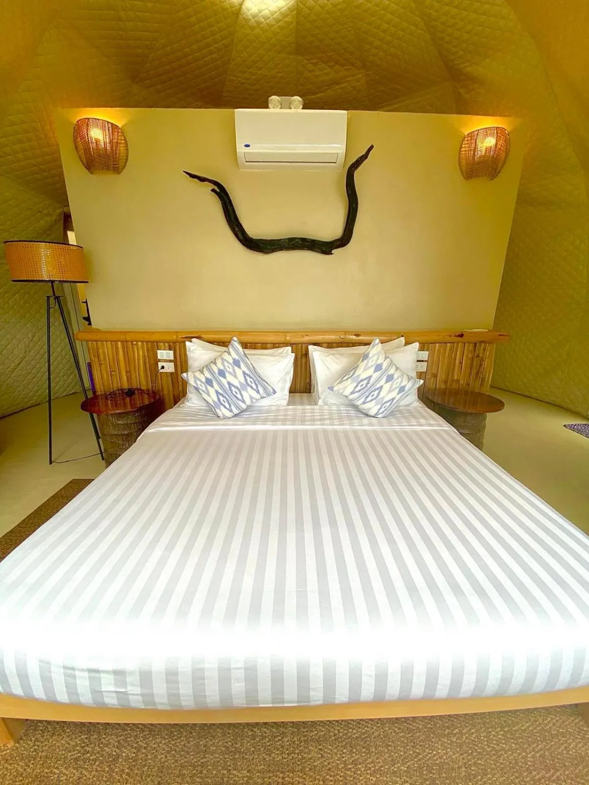 Bed in The Beach House Ocam Ocam