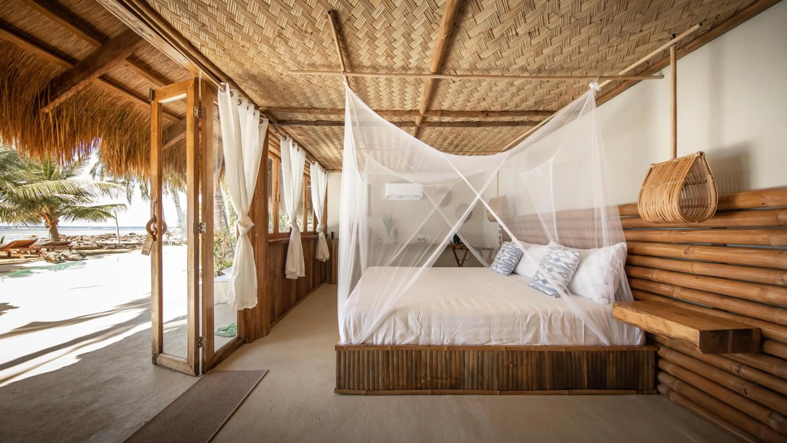 Bed in The Beach House Ocam Ocam