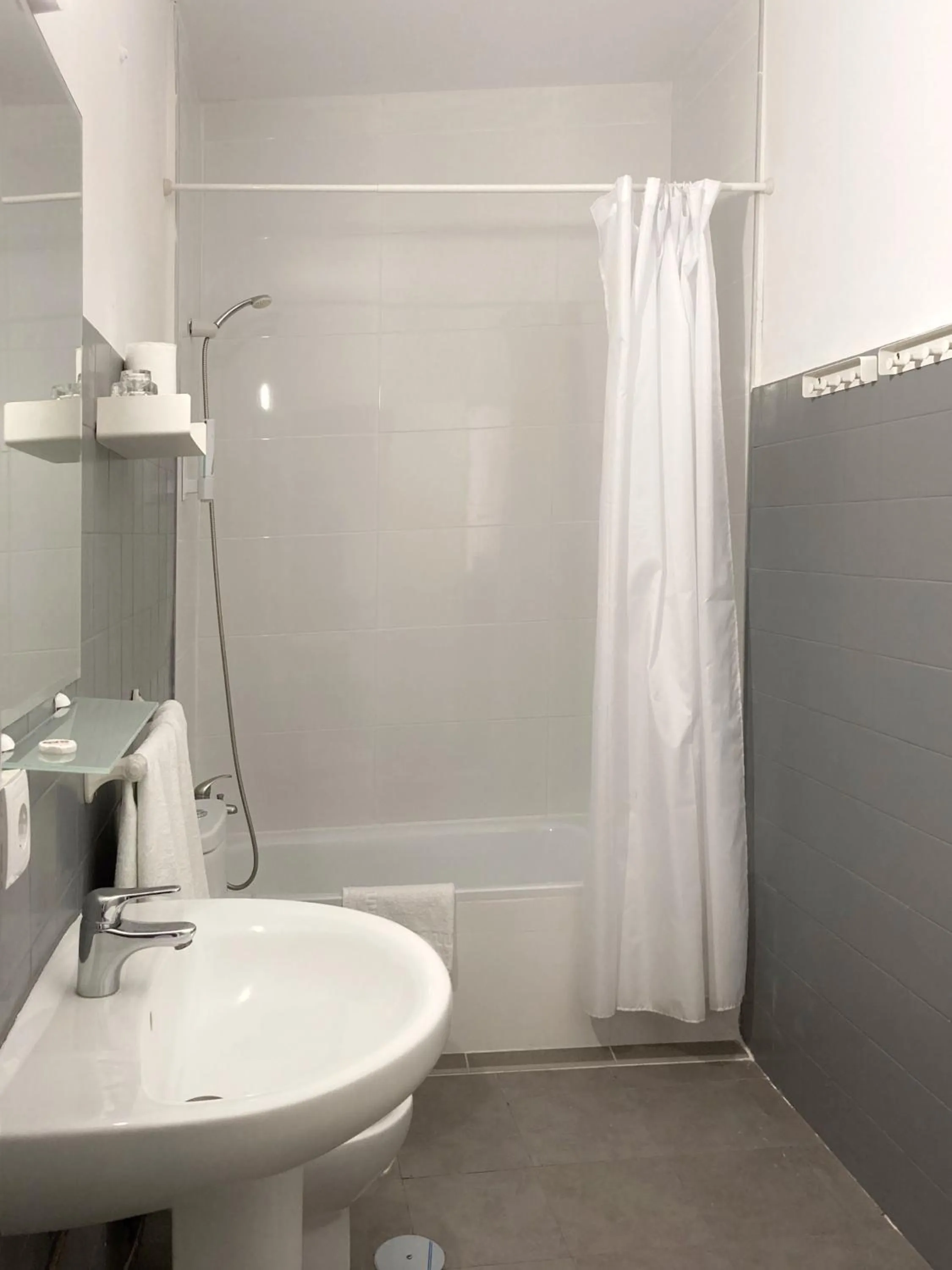 Bathroom in Hostal Paco Marbella