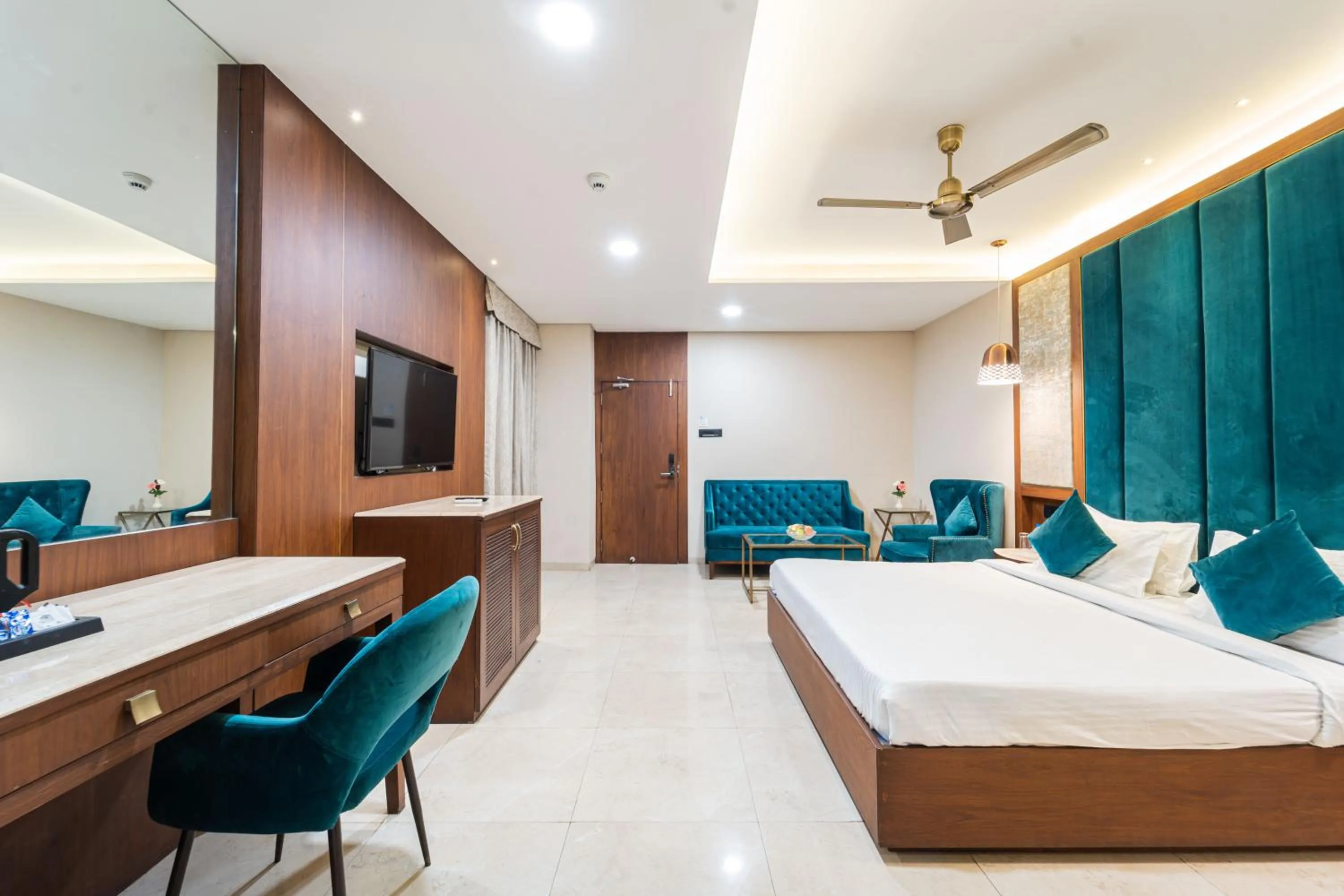 Communal lounge/ TV room, Bed in Enrise by Sayaji Harda