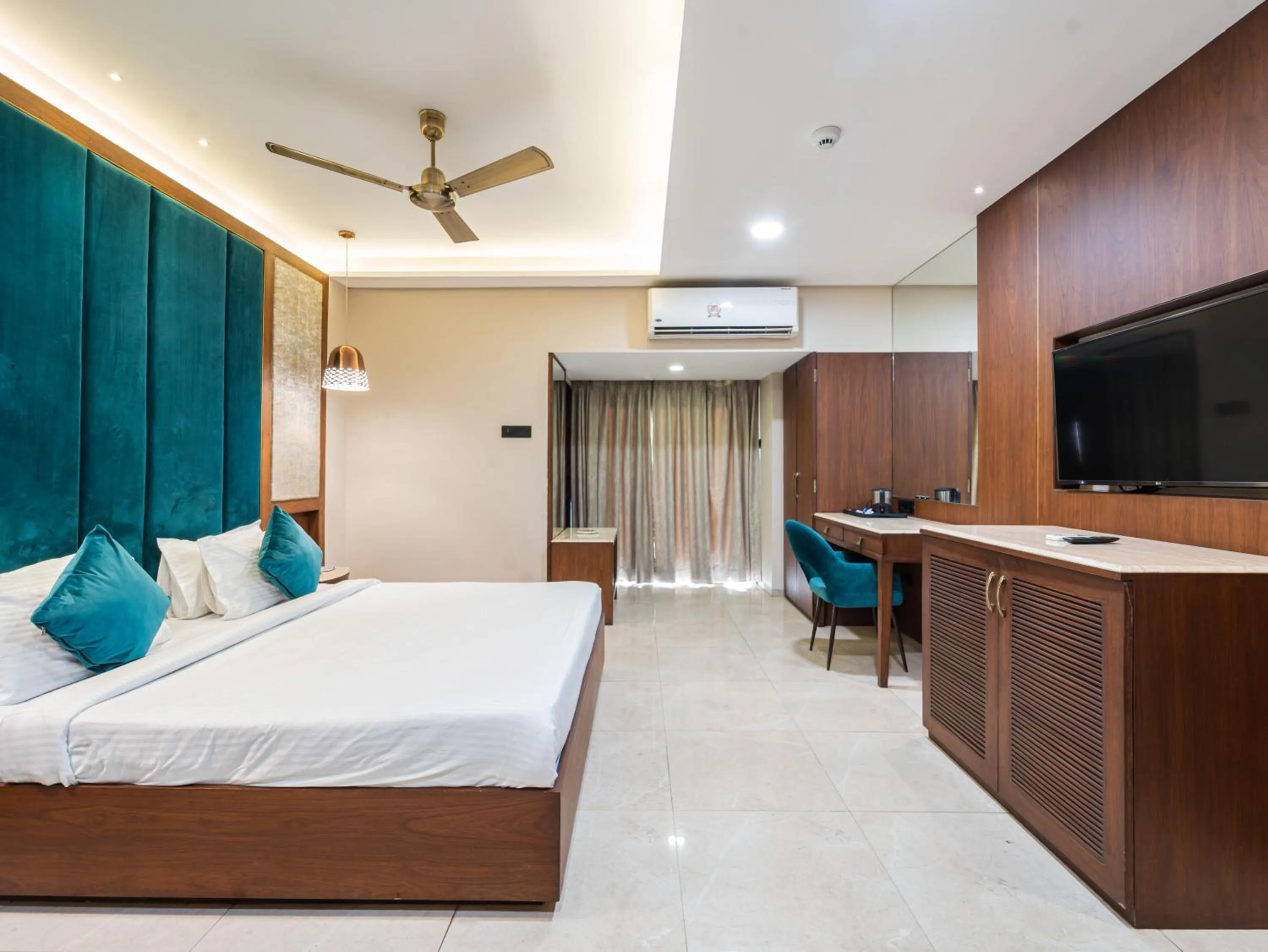 Communal lounge/ TV room, Bed in Enrise by Sayaji Harda