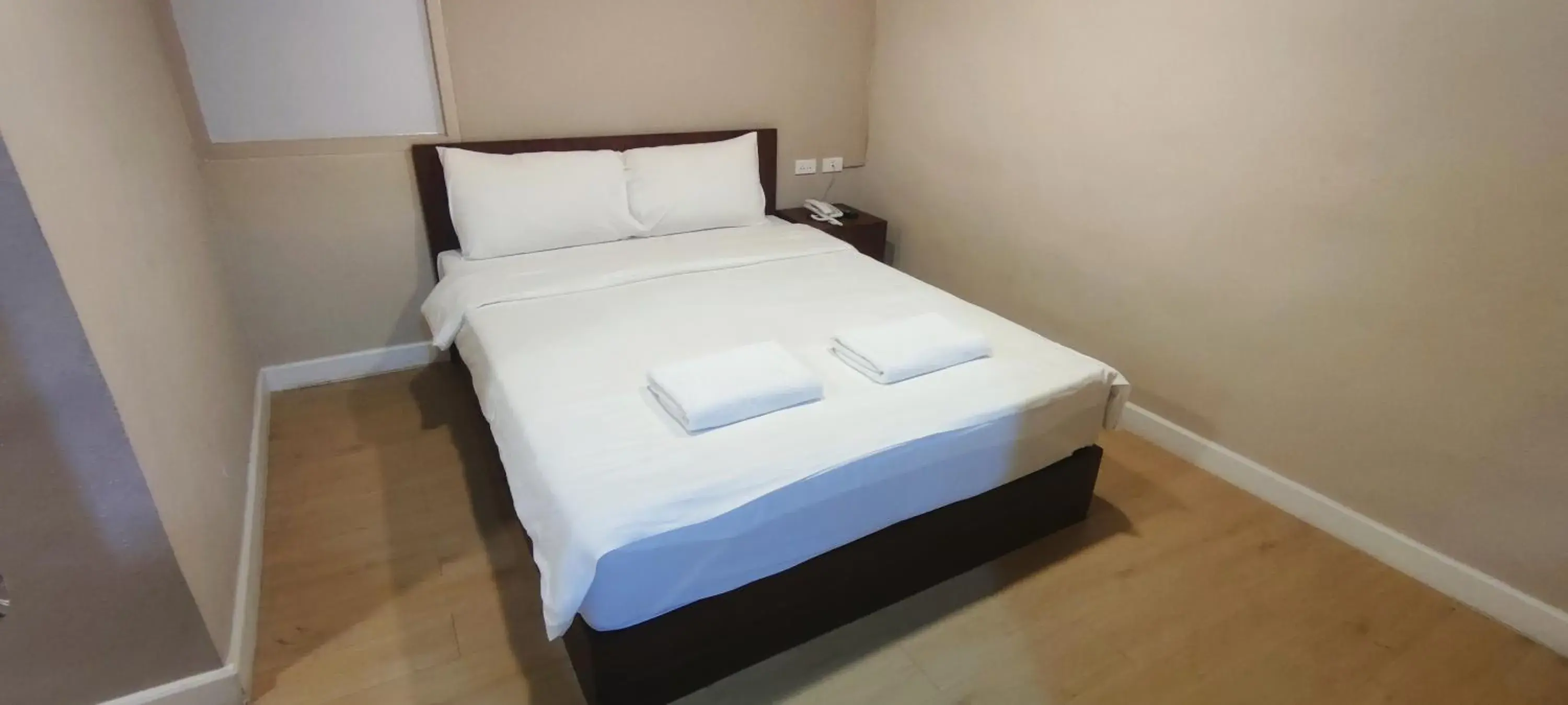 Standard Double Room - No Window in The Sea Bangsaen Hotel Standard Double Room - No Window in The Sea Bangsaen Hotel