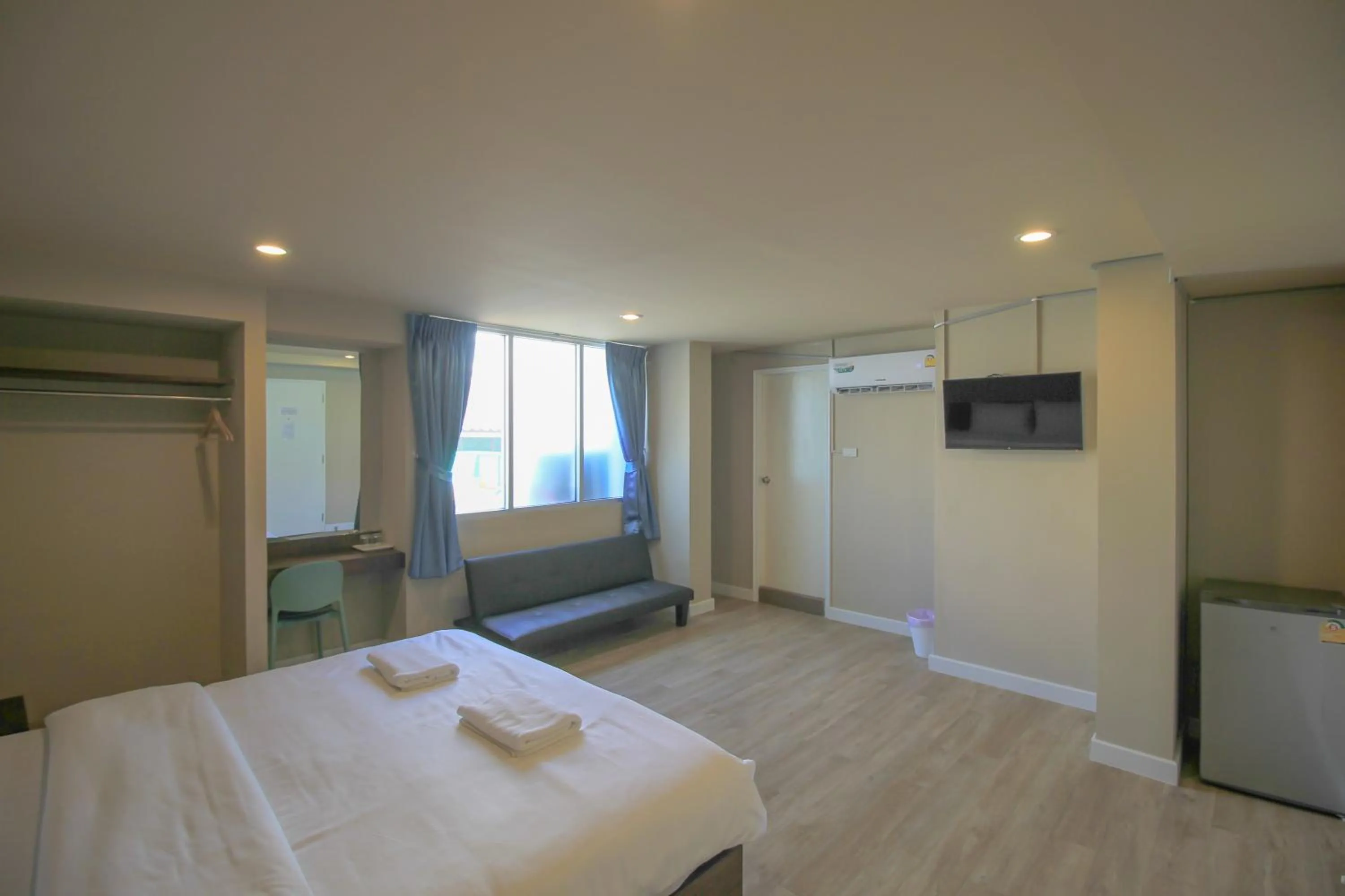 Photo of the whole room, Bed in The Sea Bangsaen Hotel