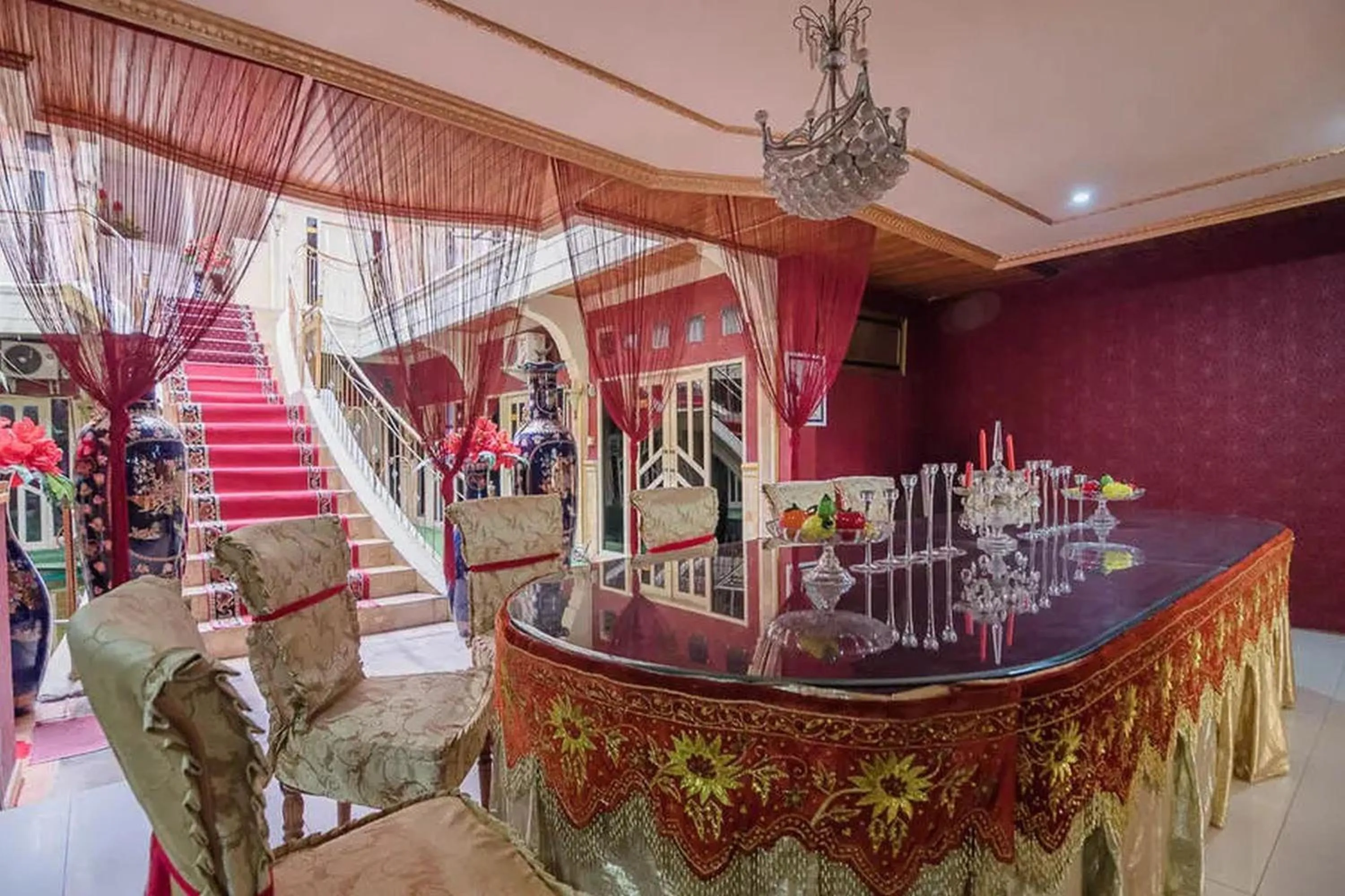 Dining area in RedDoorz Syariah at Jalan Ahmad Yani Jambi