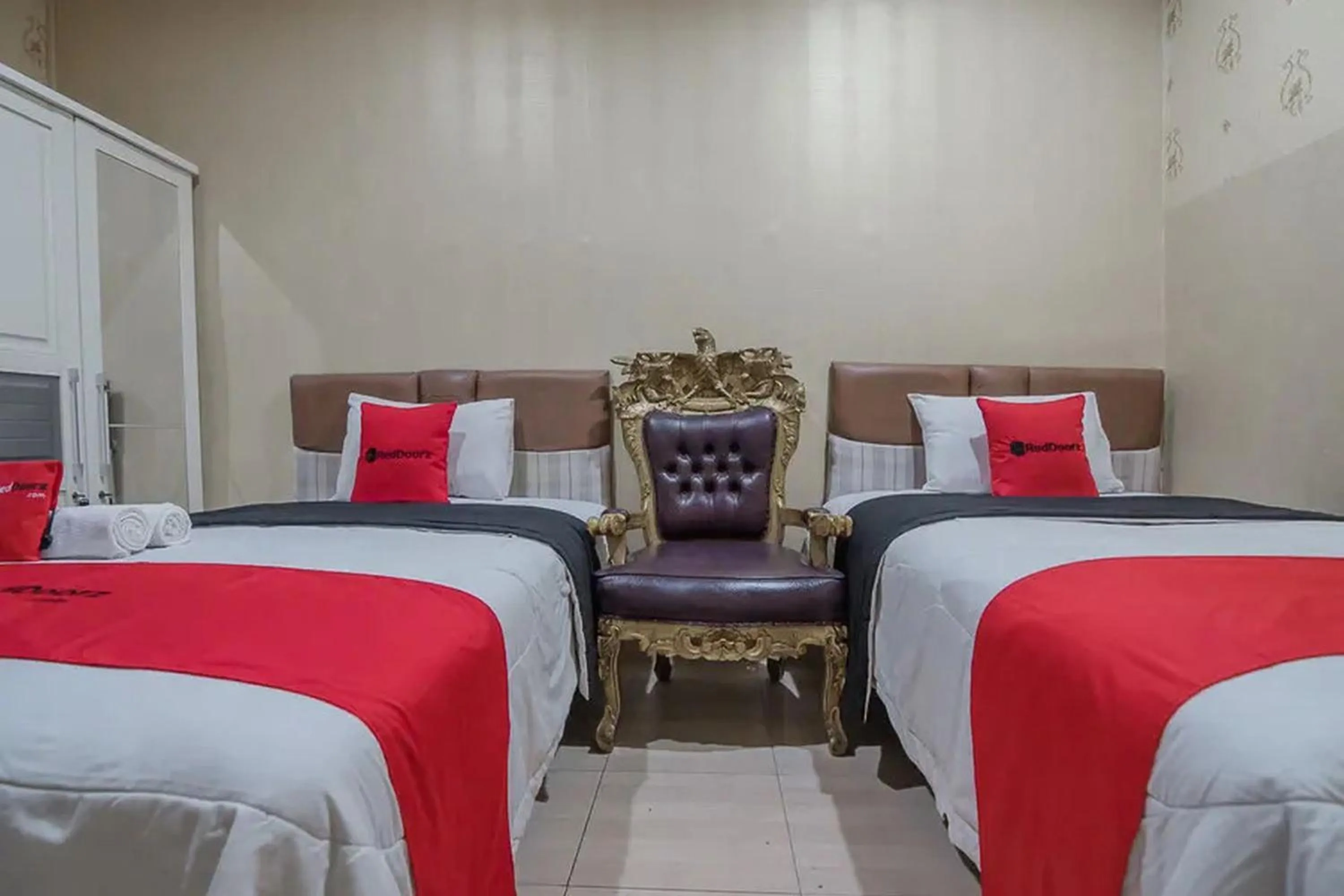 Bedroom, Bed in RedDoorz Syariah at Jalan Ahmad Yani Jambi