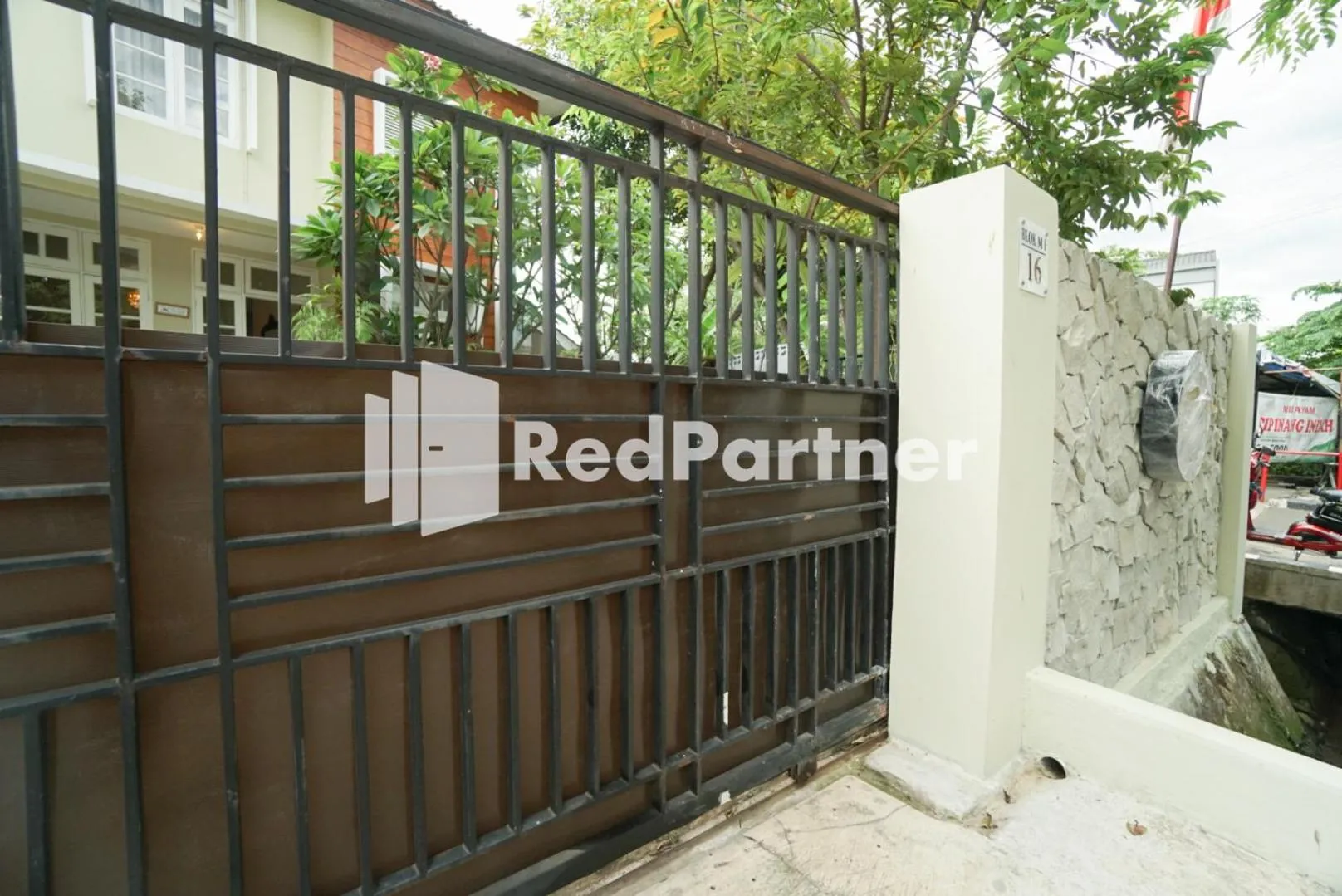 Facade/entrance in Fazza Syariah Mitra RedDoorz