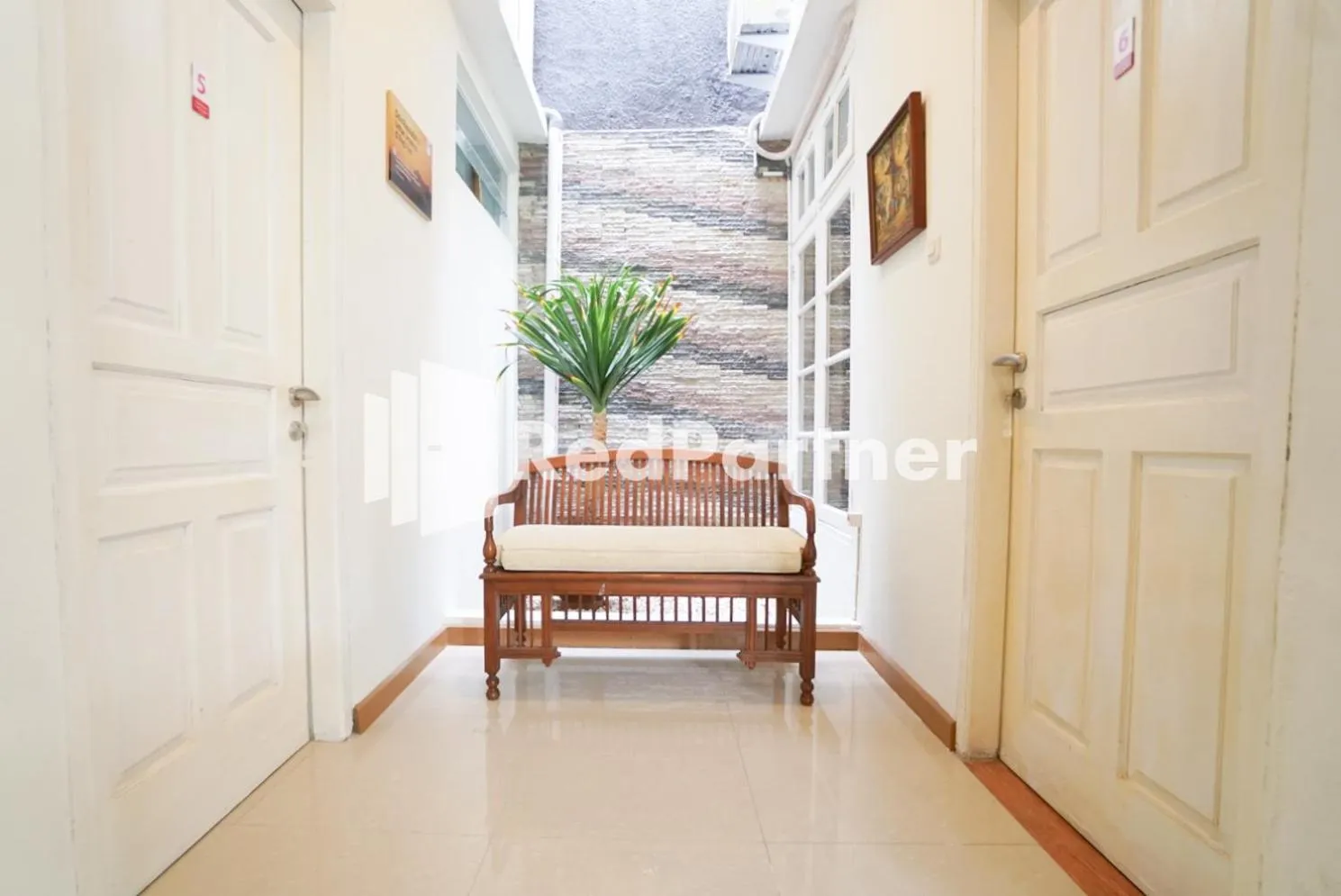 Living room in Fazza Syariah Mitra RedDoorz