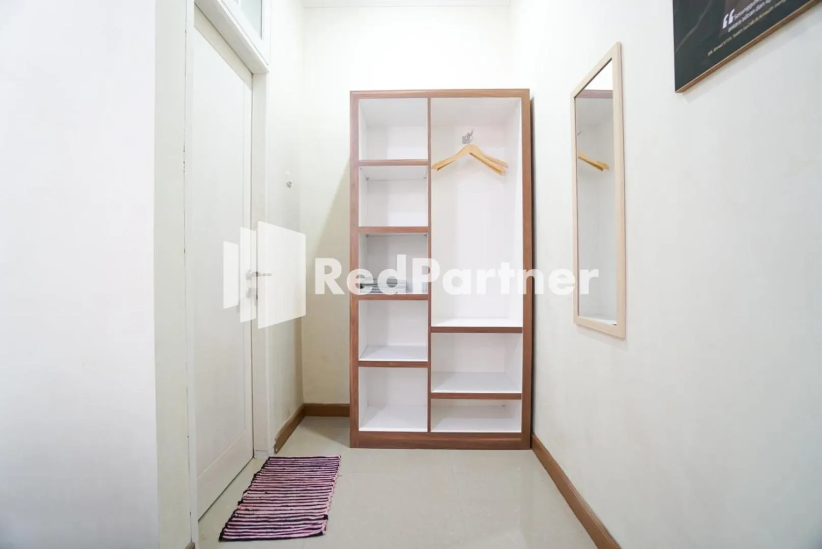 wardrobe in Fazza Syariah Mitra RedDoorz