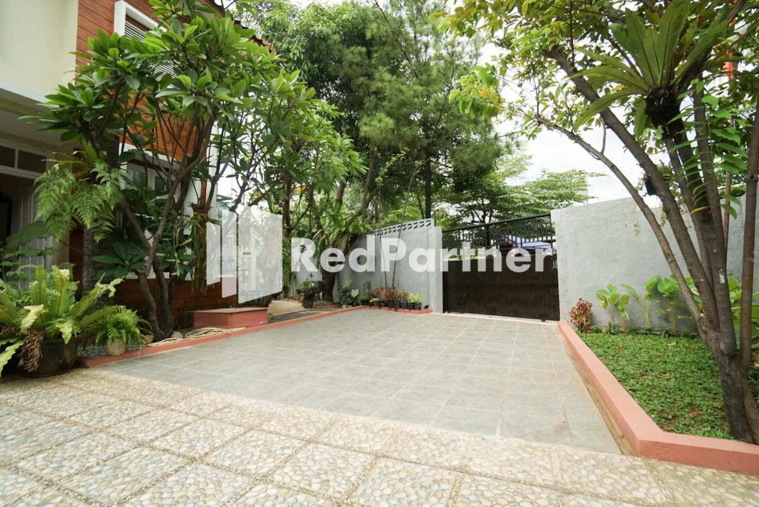 Garden in Fazza Syariah Mitra RedDoorz