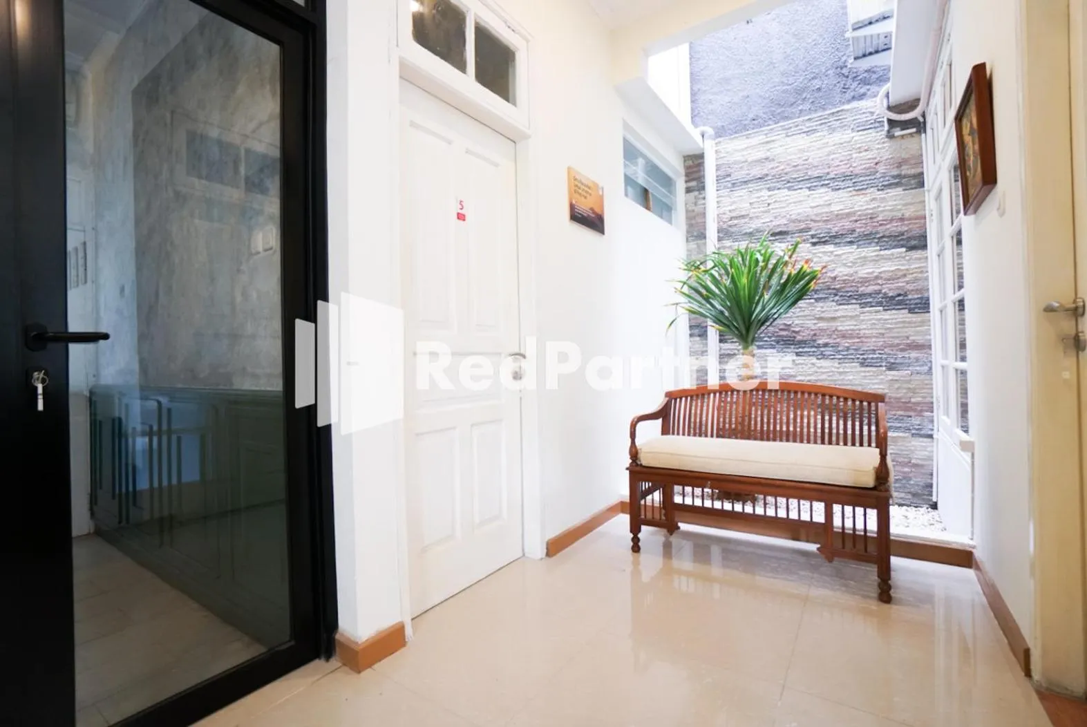 Living room in Fazza Syariah Mitra RedDoorz