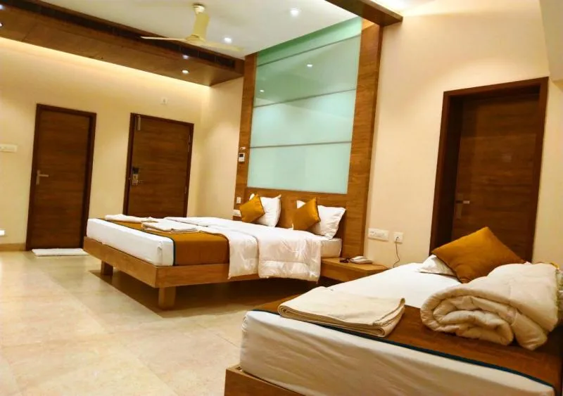 Bed in The Paradise Hotel - LUXURY STAY