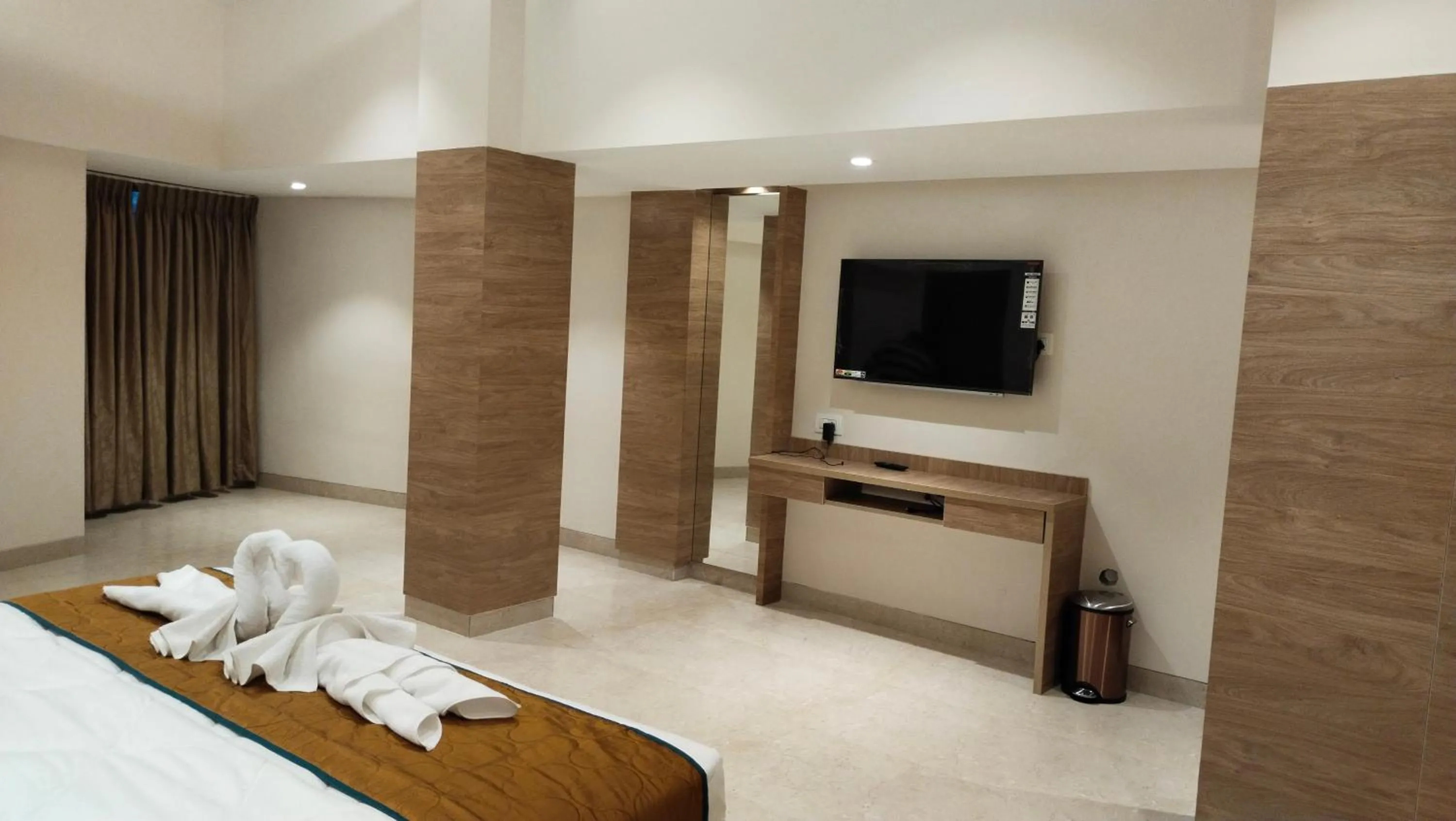 TV and multimedia, Bed in The Paradise Hotel - LUXURY STAY