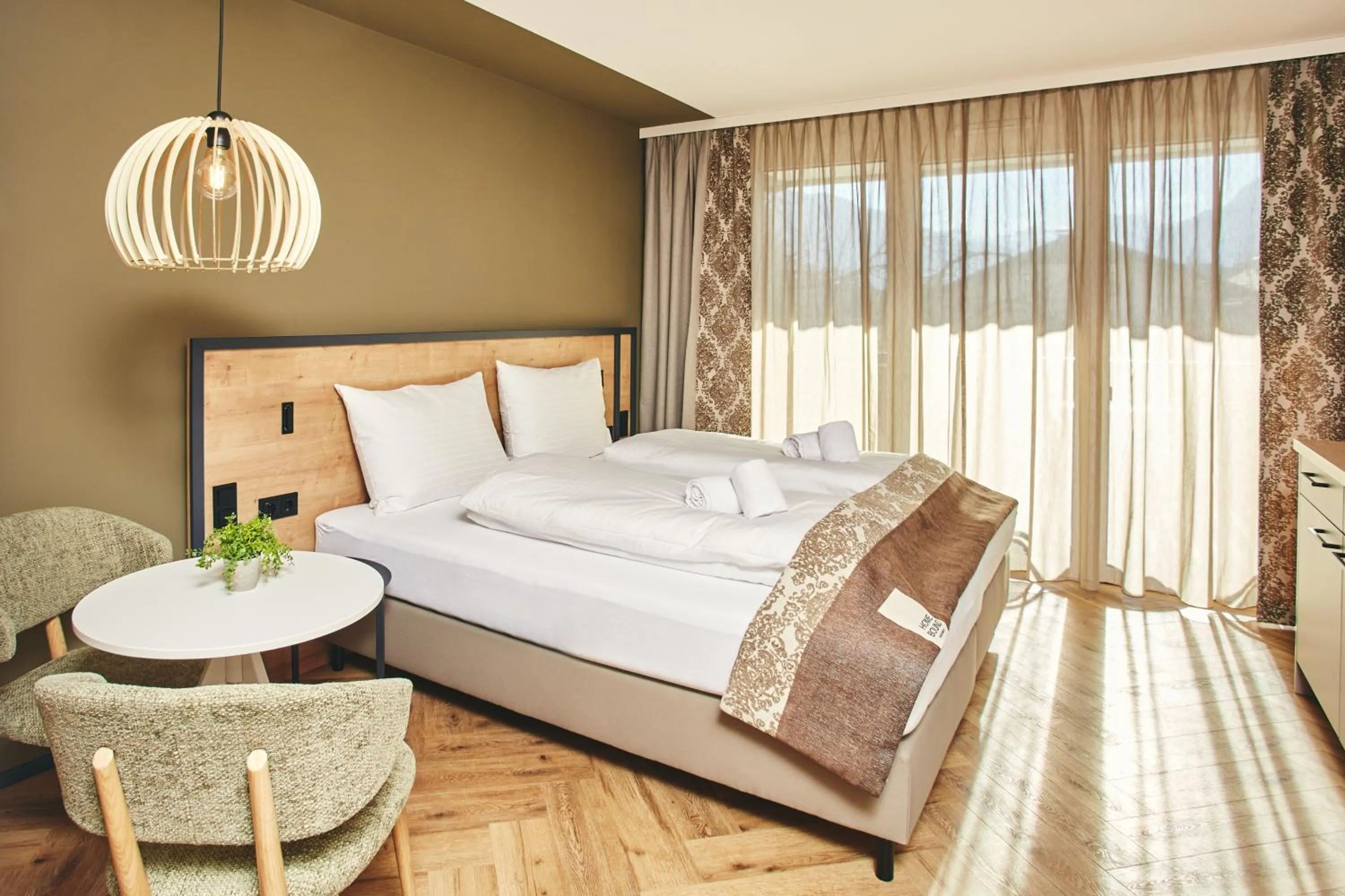 Photo of the whole room, Bed in HOMEBOUND APARTMENTS Bad Goisern - contactless check-in