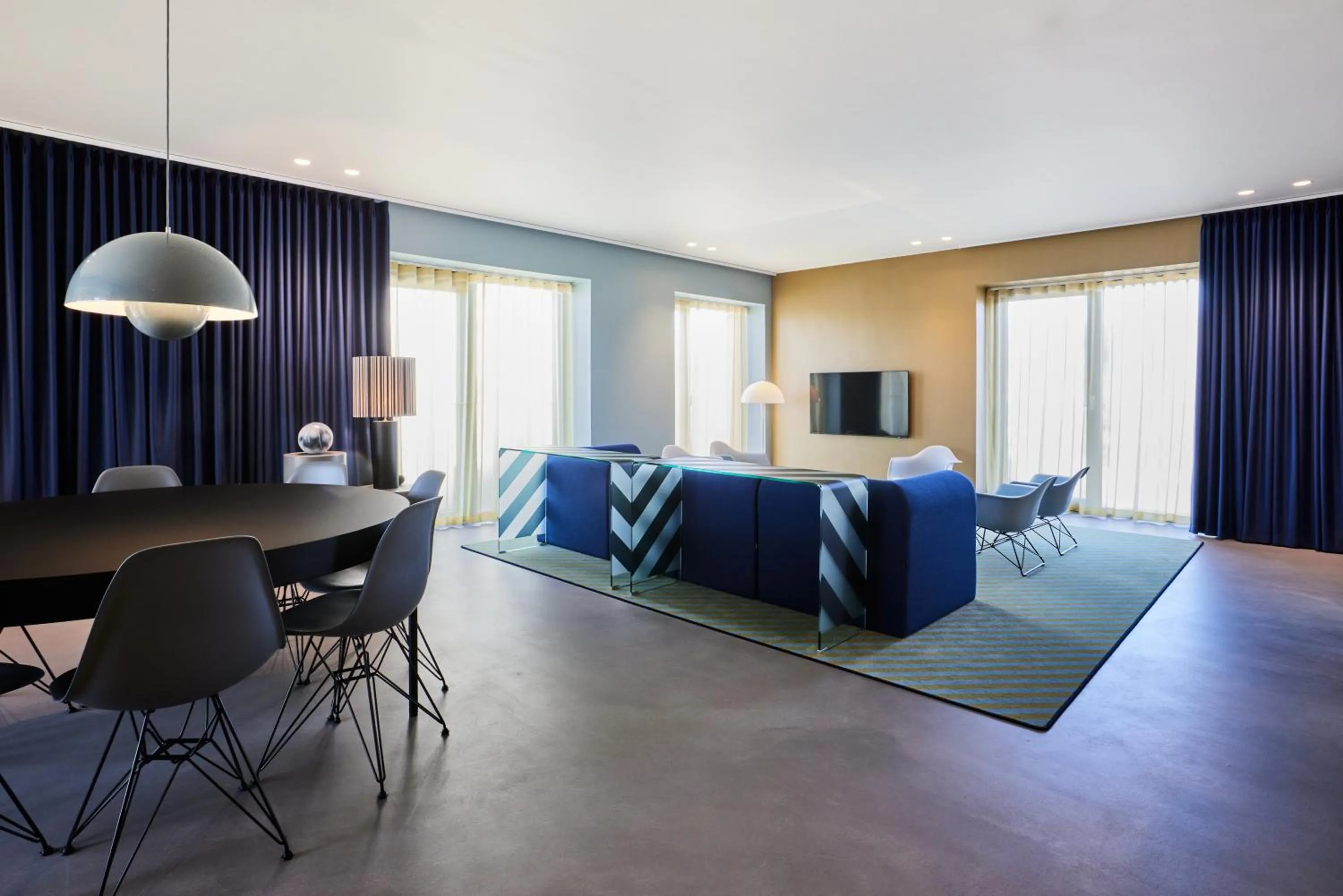 Living room, Bed in Kirk Suites