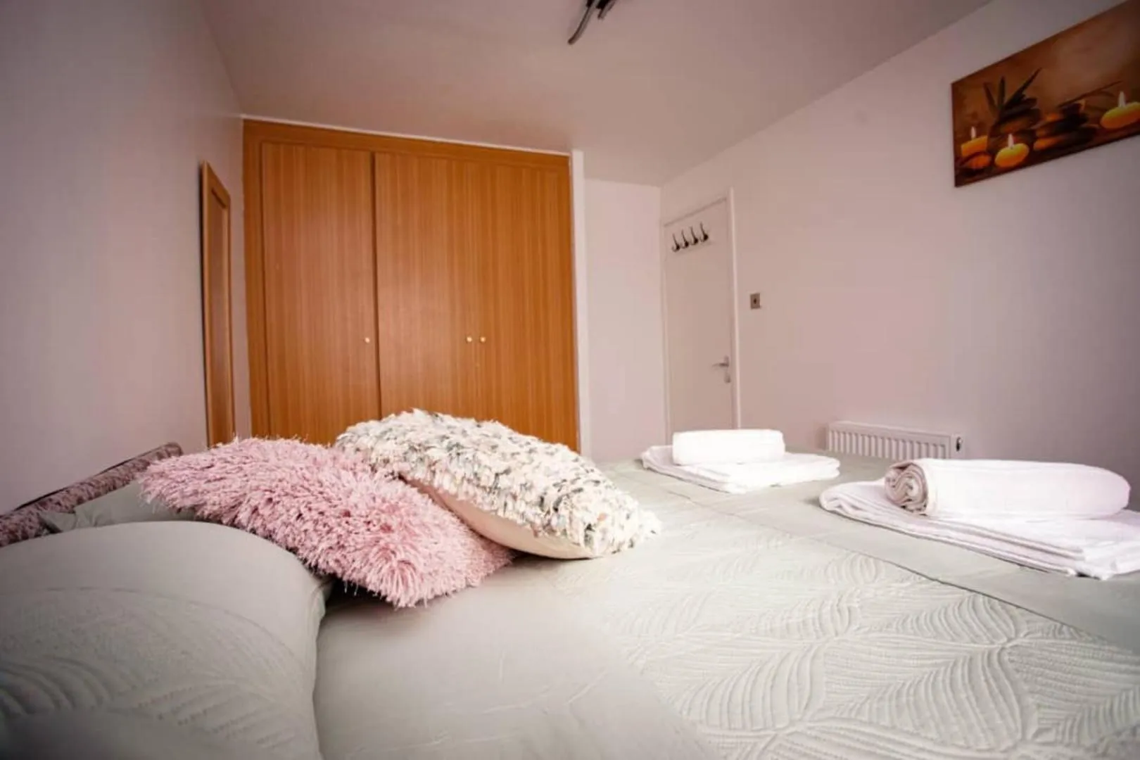 Bed in Cozy 3-Bedroom Home in Luton