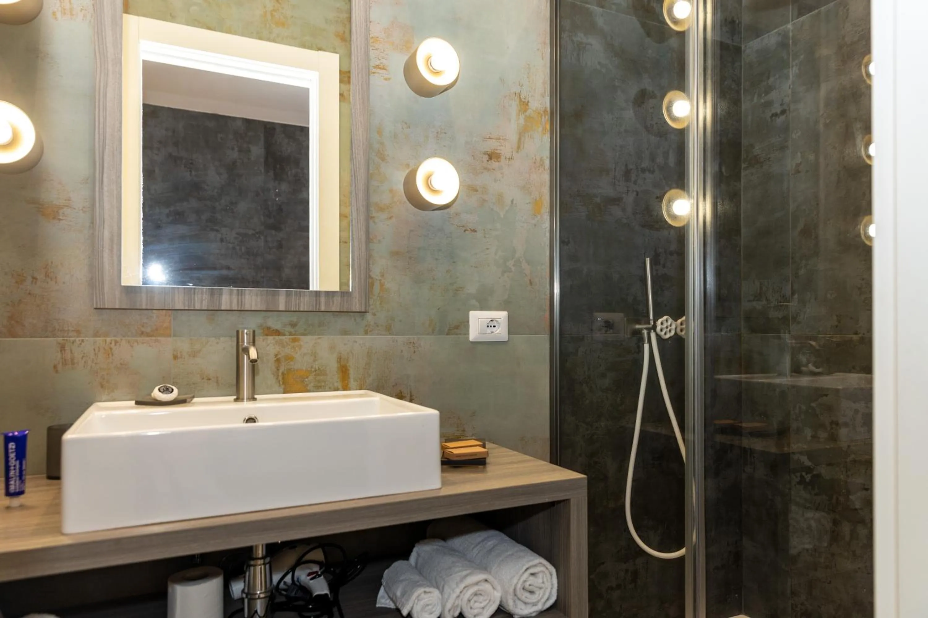 Shower in Patriziella 4 Rooms